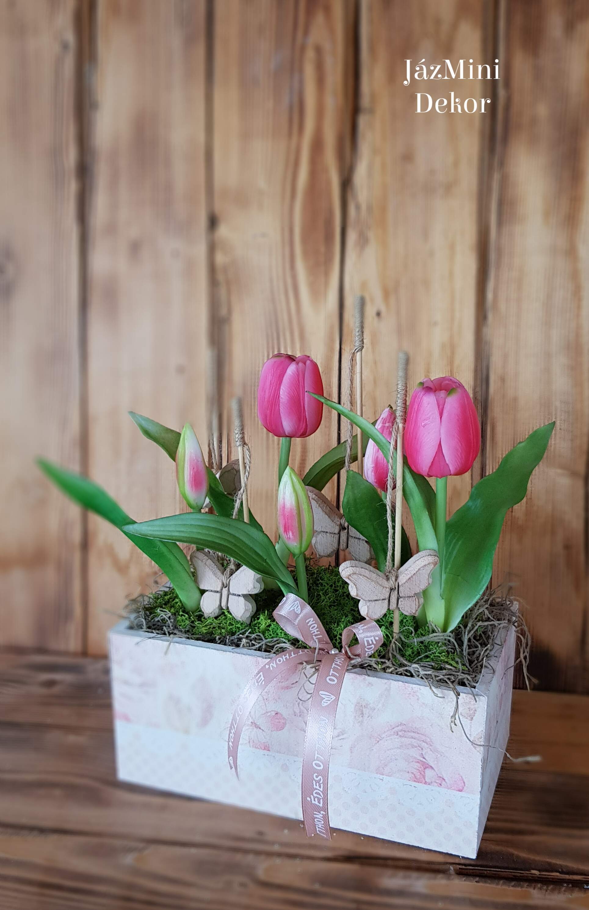 Élethű,locsolásmentes tulipános dekoráció fa dobozban,pillangókkal-pink