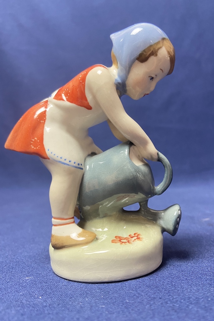 DIEVČA s kanvou GIRL with a watering can ROYAL DUX 1