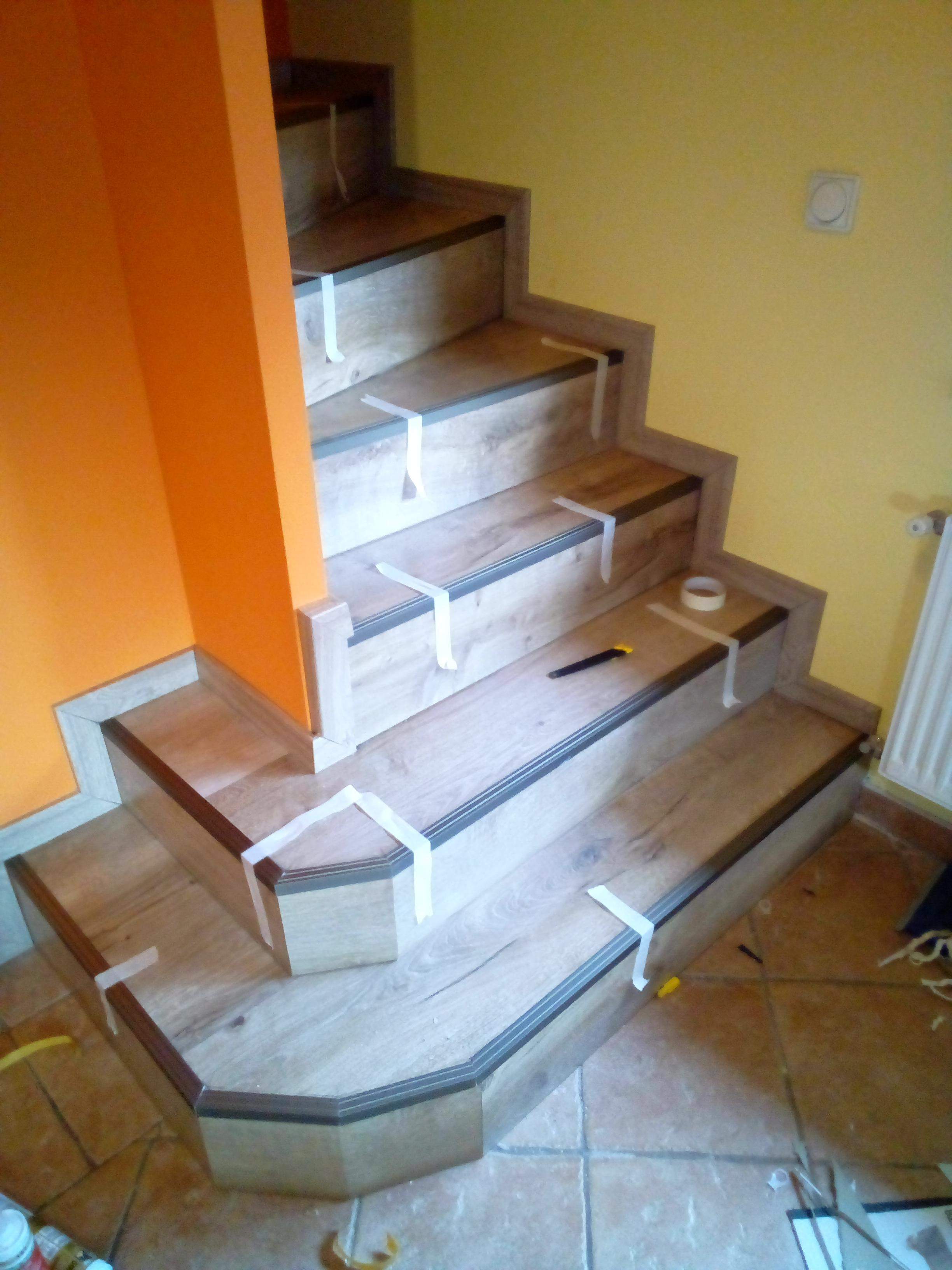 Lépcső burkolás: LVT (vinyl) padló, laminált padló és Quick Step laminált padló (lépcső) rendszer.