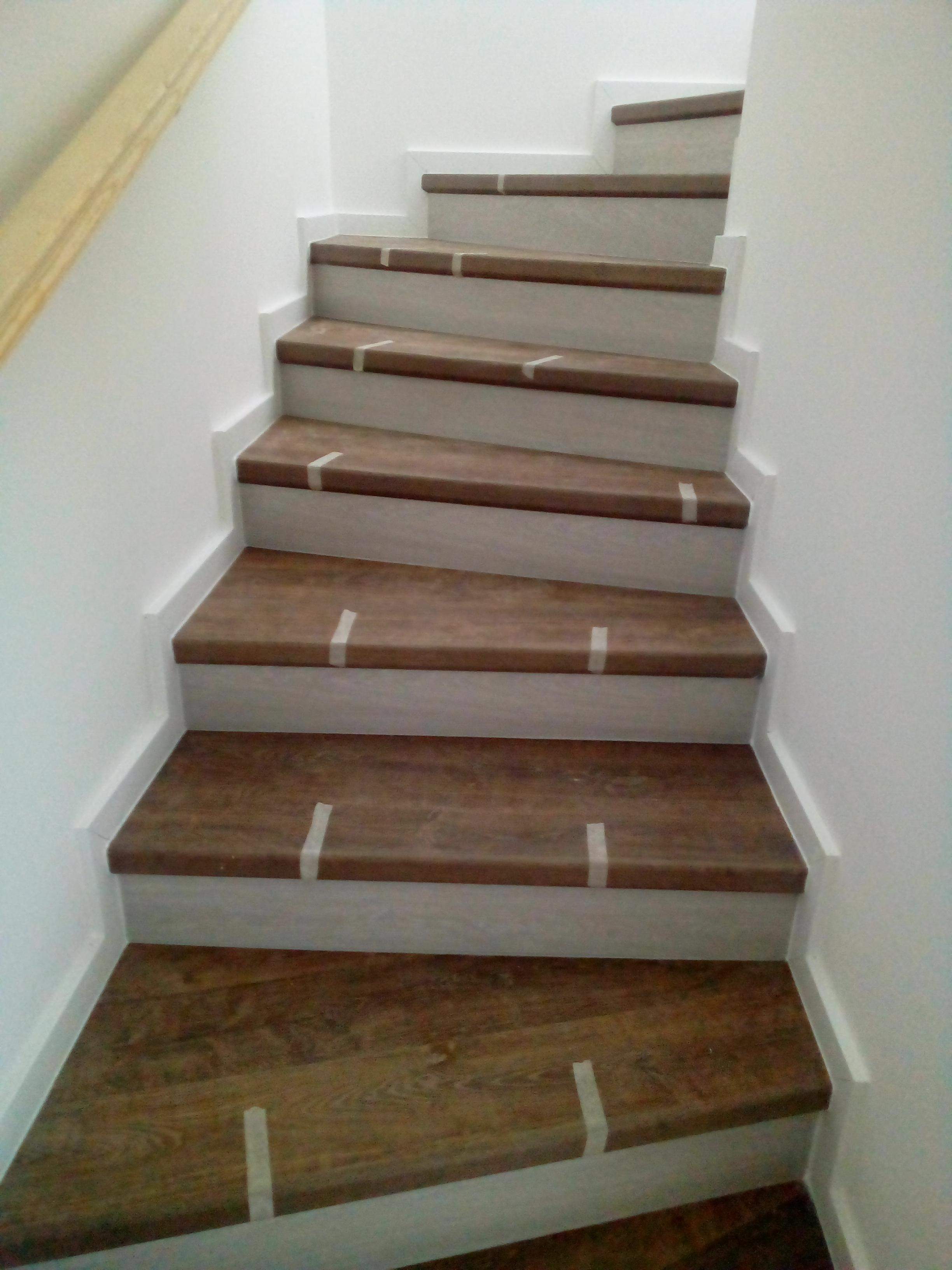 Gipszbeton lépcső- Quick Step (laminált padló) lépcső rendszerrel burkolva.
