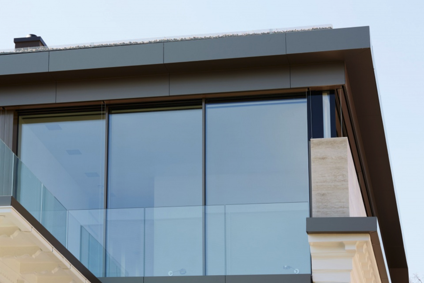 Alucobond sonder hinterluftete Fassade in Dach, Glasgeländer