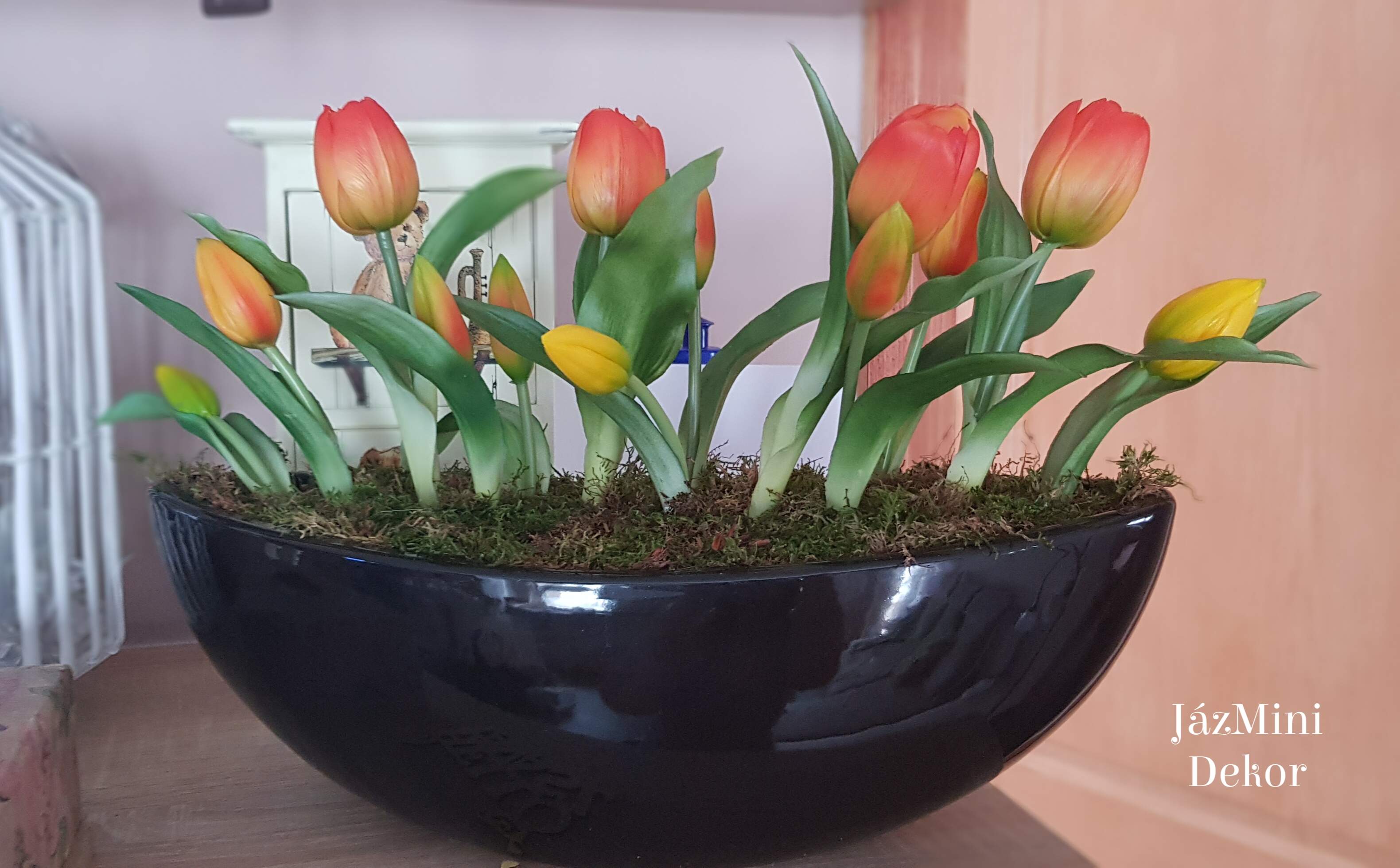 Élethű,locsolásmentes tulipános dekoráció kerámia csónakban-narancssárga/fekete