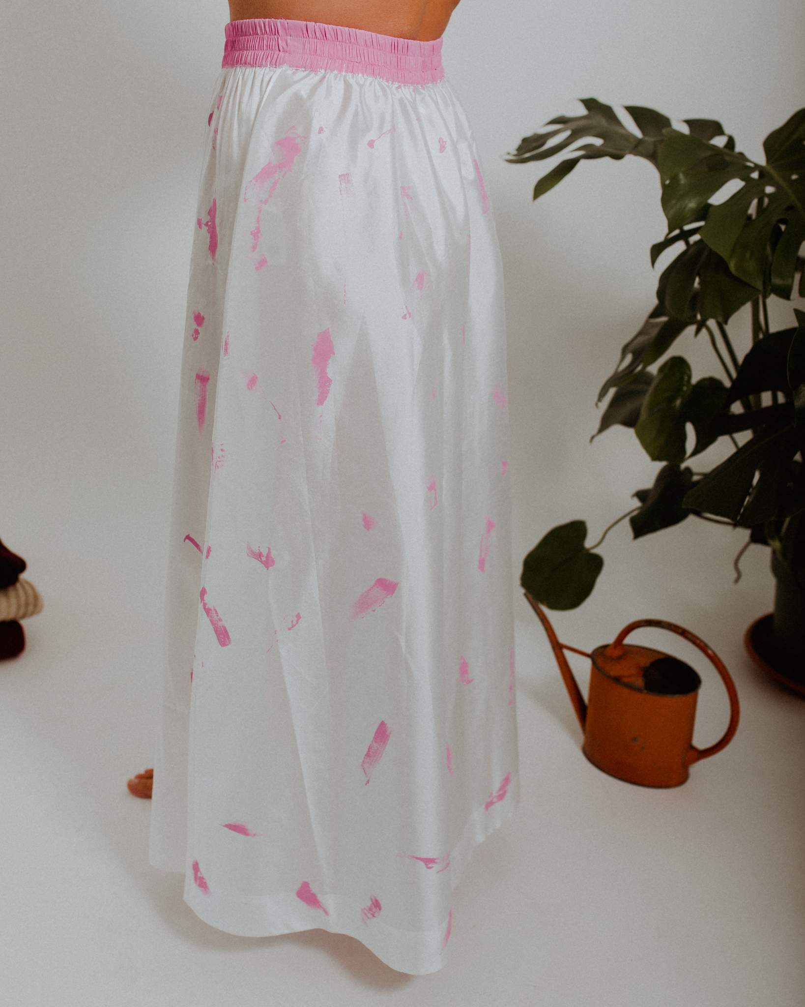 Biela sukňa s ružovými fľakmi