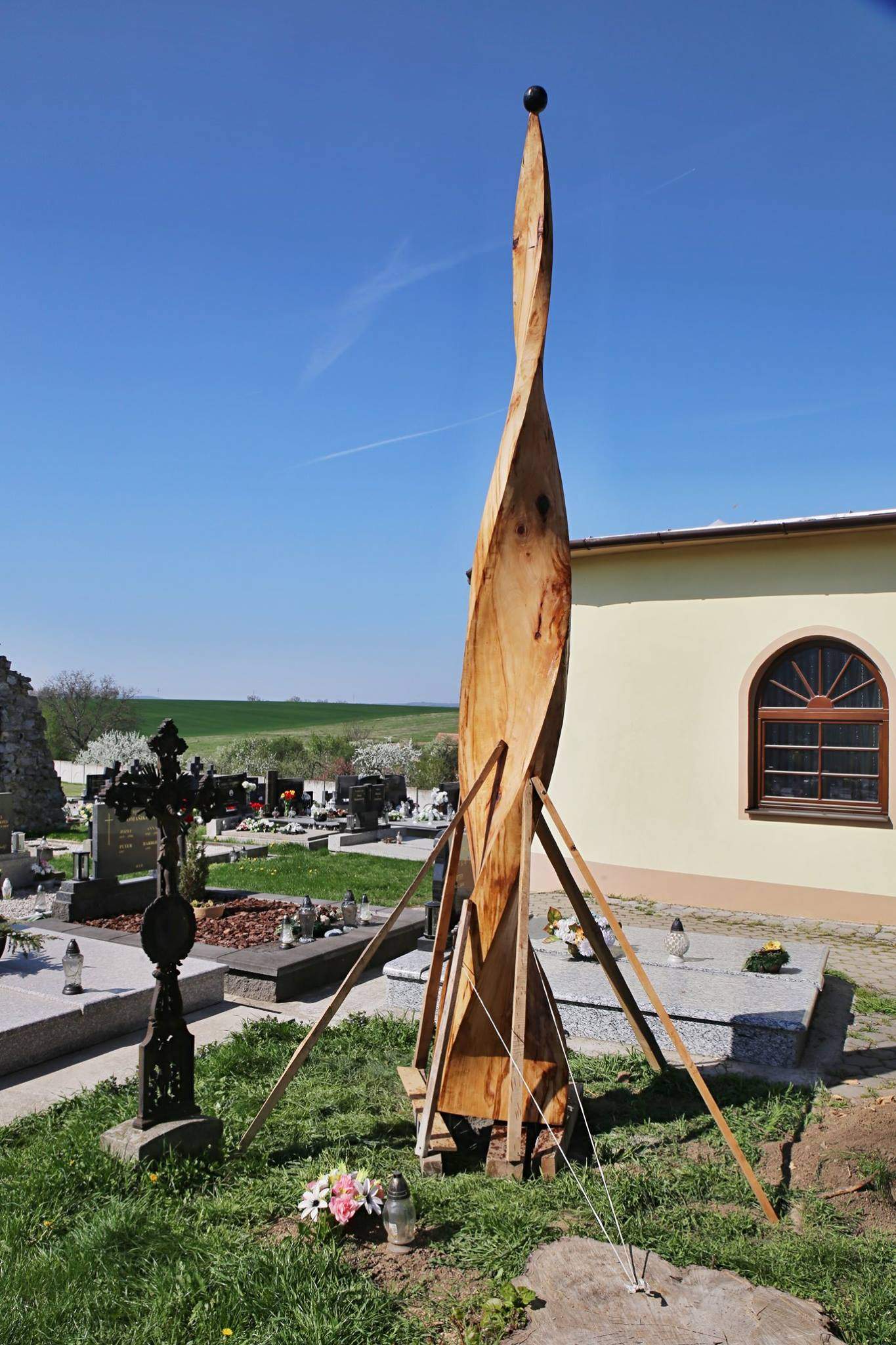 Abstraktná realizácia pre cintorín v Bolerázi, dub  cca 5000 mm