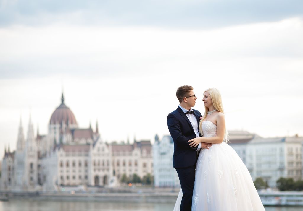 img src="budapest esküvői fotózás 2021" alt="Parlament budapest esküvői fotózás"