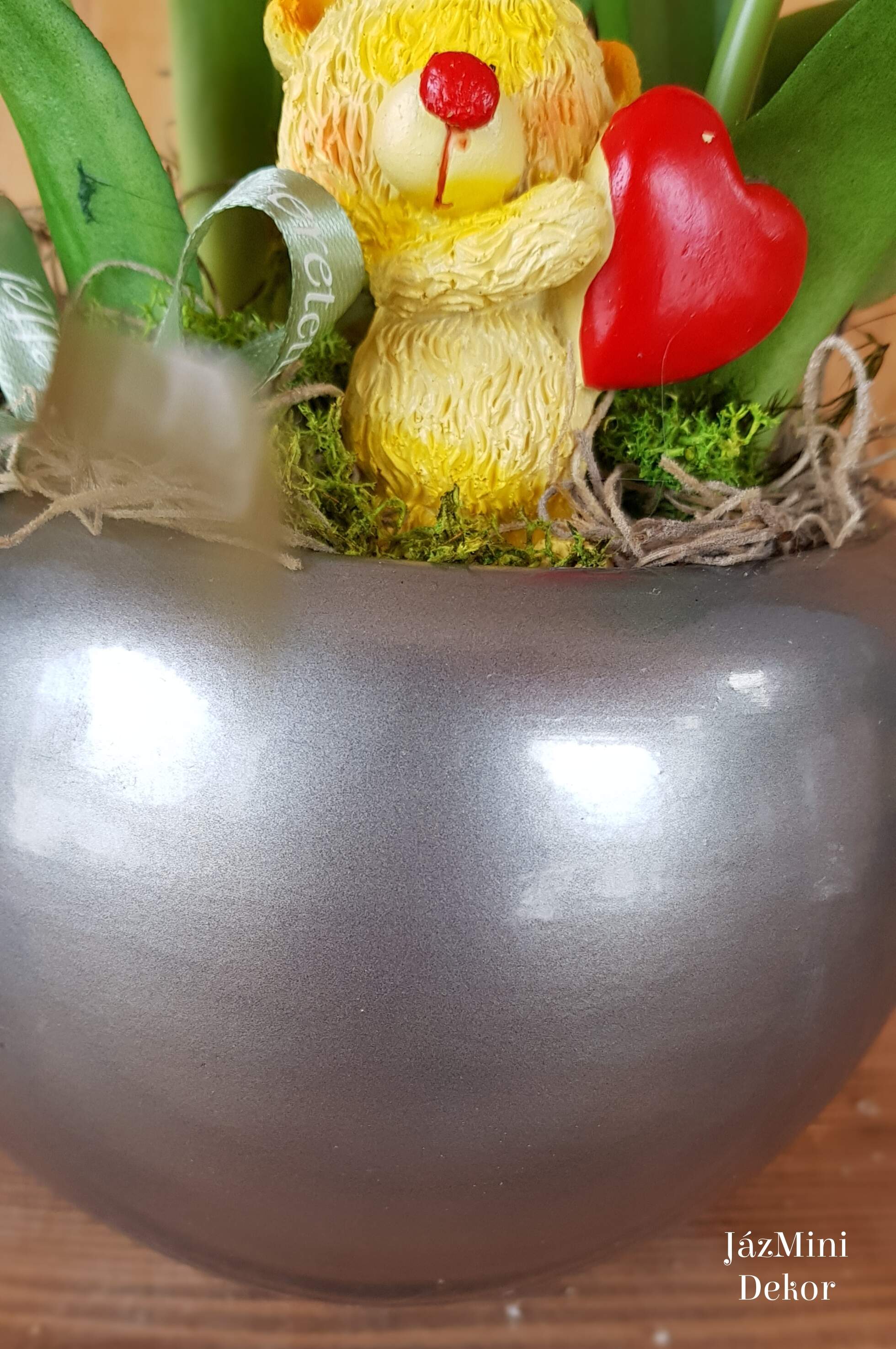 Élethű,locsolásmentes tulipános dekoráció kerámia gömb kaspóban,szivet tartó macival-piros