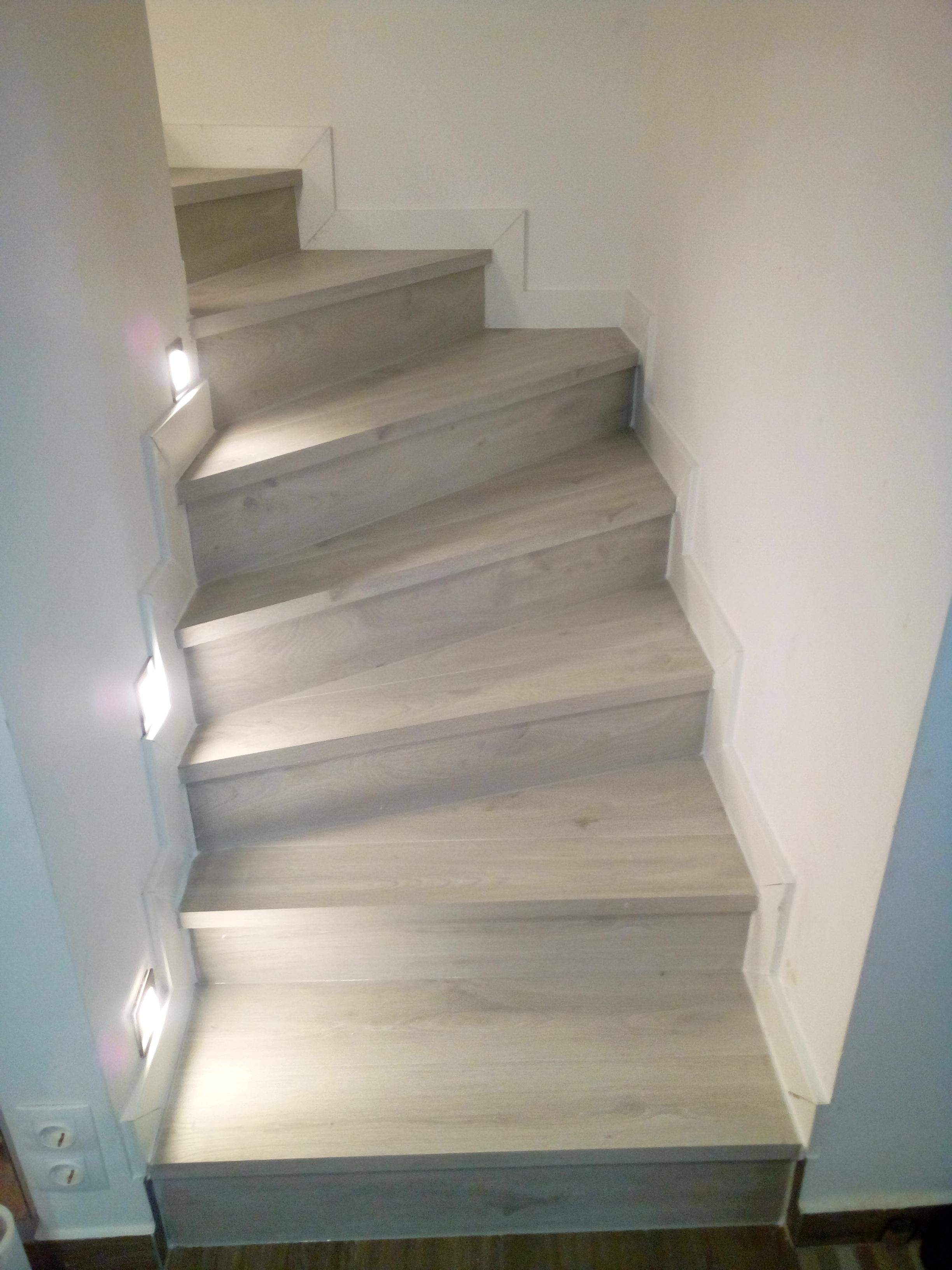 Régi beton lépcső, laminált padlóval burkolva