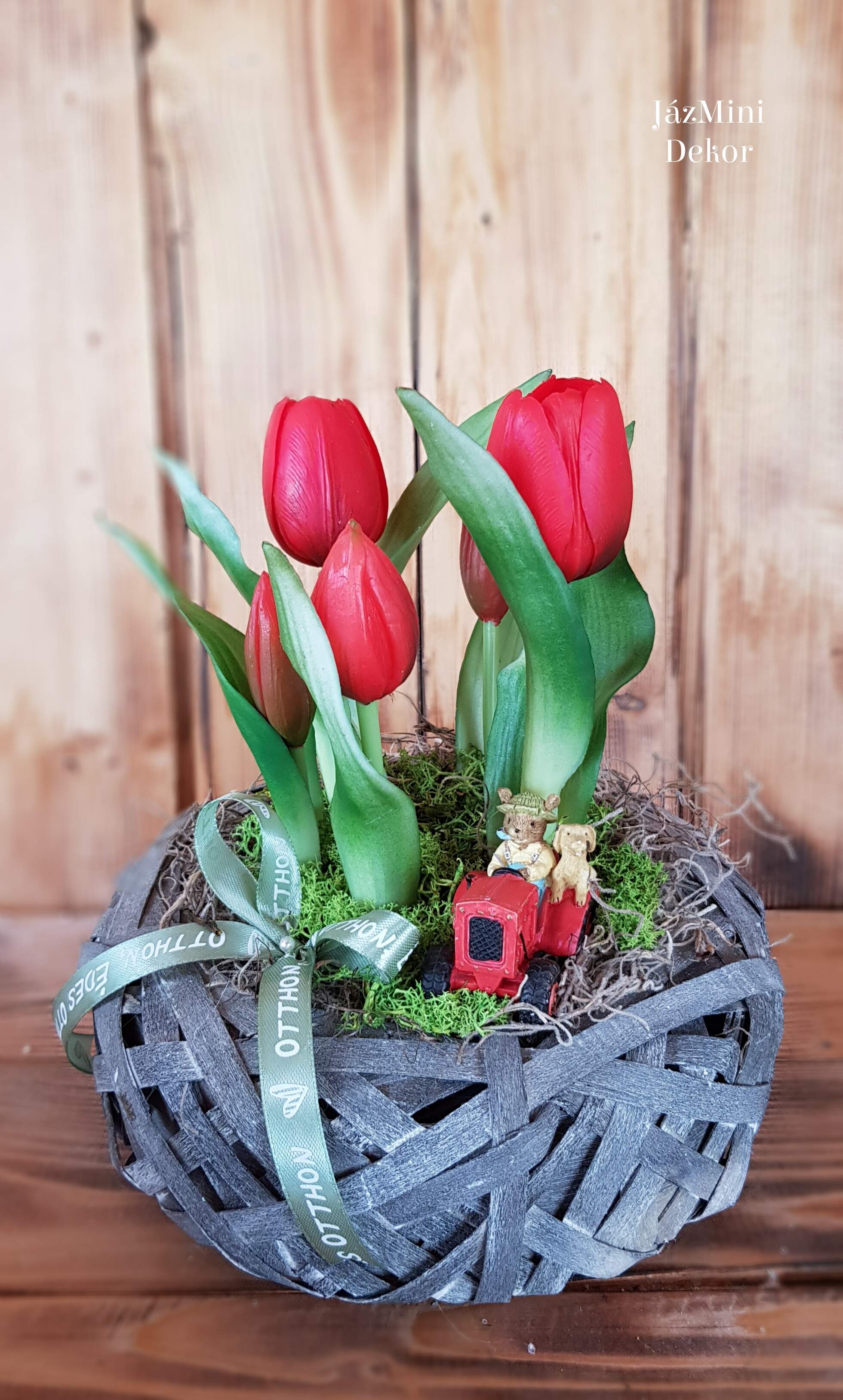 Élethű,locsolásmentes tulipános dekoráció háncsfészekben,traktoros egérkével,kutyussal-piros