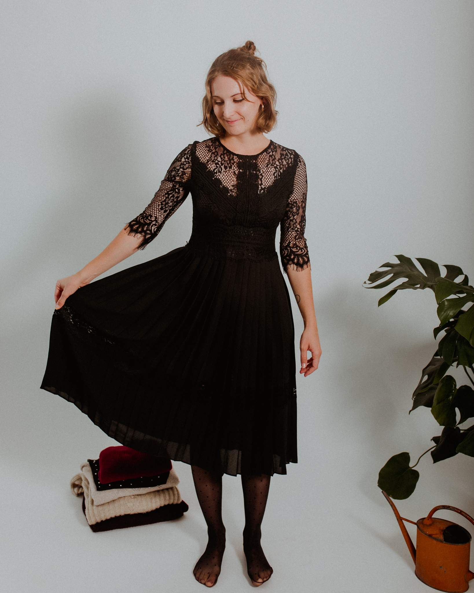 Čierne čipkované šaty s folklórnym nádychom