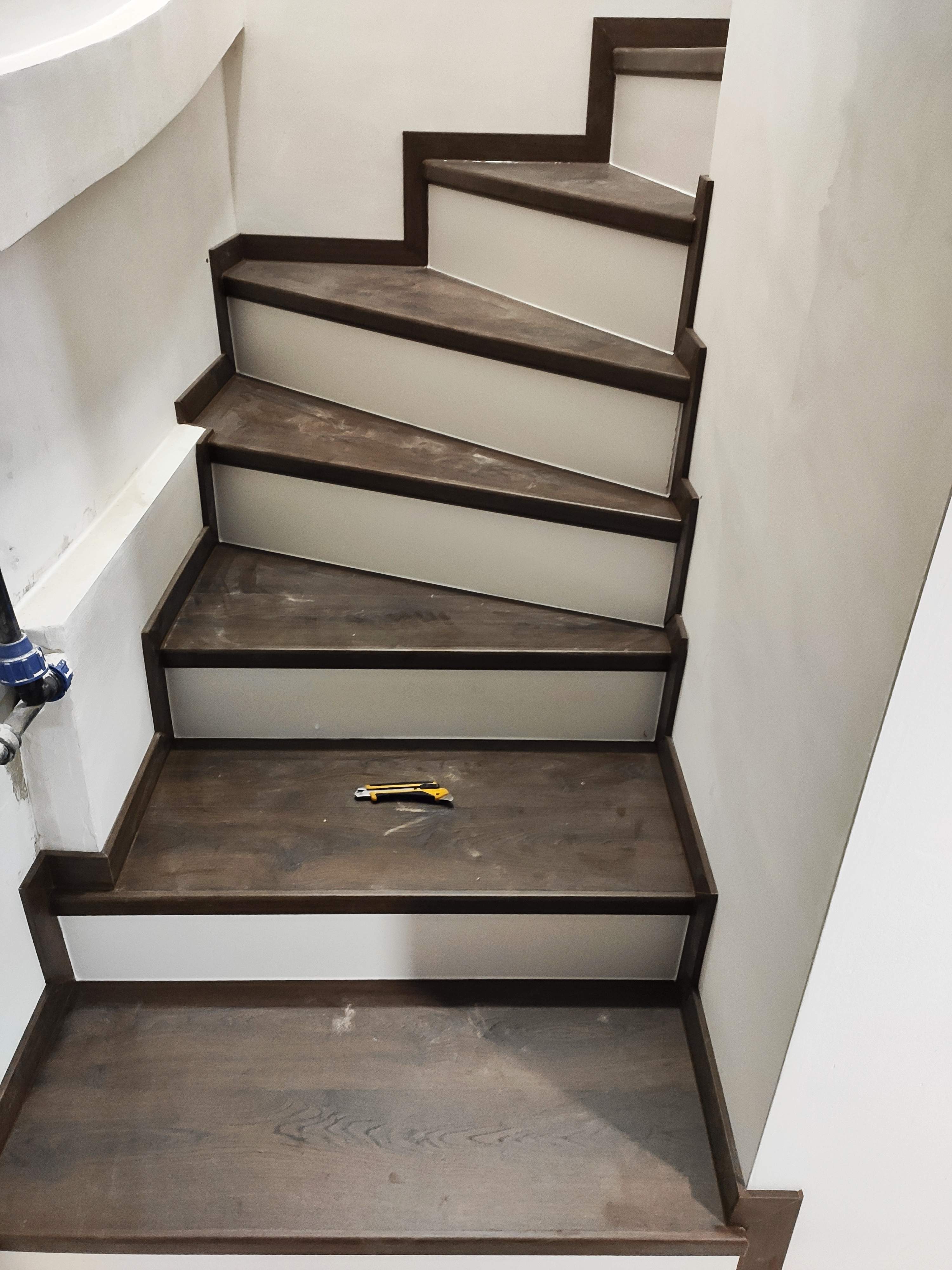 Oldalt nyitott gipszbeton lépcső, Quick Step laminált padlóburkolattal – újítsa fel otthonát a KT padló segítségével
