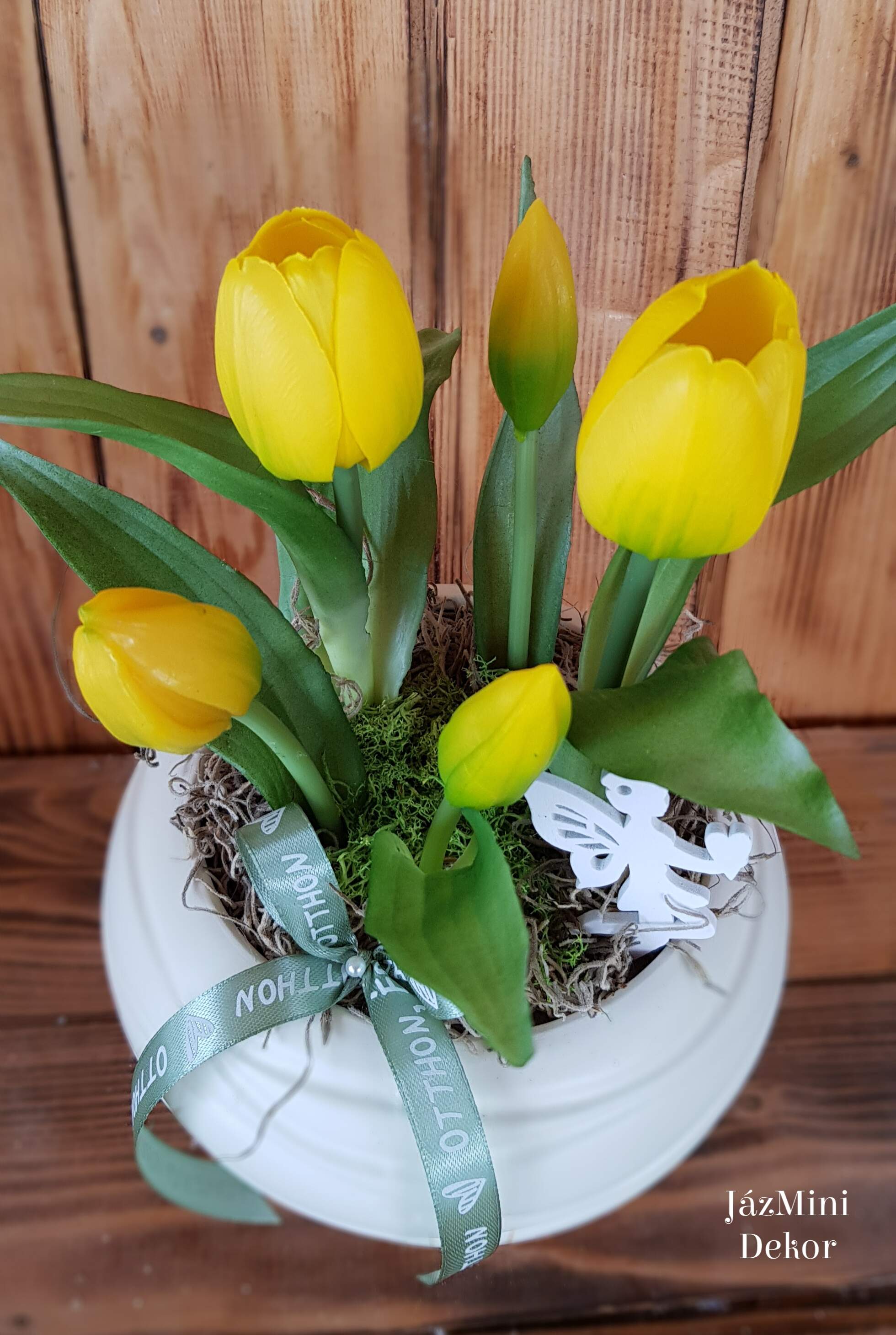 Élethű,locsolásmentes tulipános dekoráció kerámia gömb kaspóban,manólánnyal-sárga