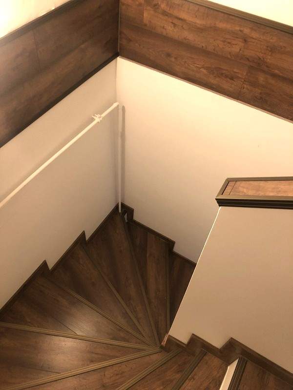 Laminált padlós lépcső, díszítő bordűrrel