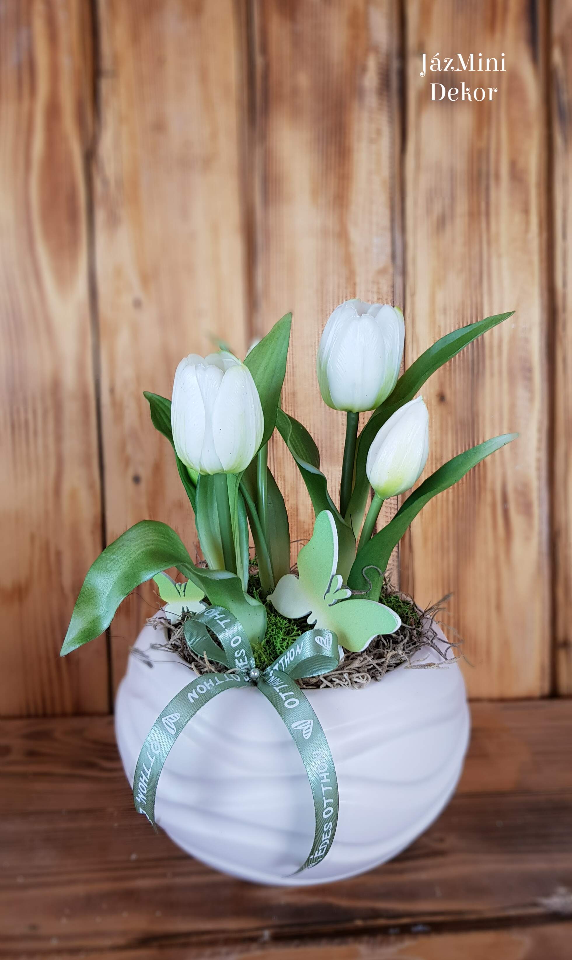 Élethű,locsolásmentes tulipános dekoráció kerámia gömb kaspóban,pillangóval-fehér