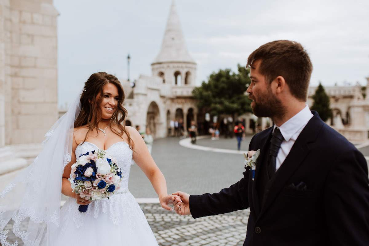 img src="budapest esküvői fotózás 2021" alt="Mátyás templom budapest házasságkötés"