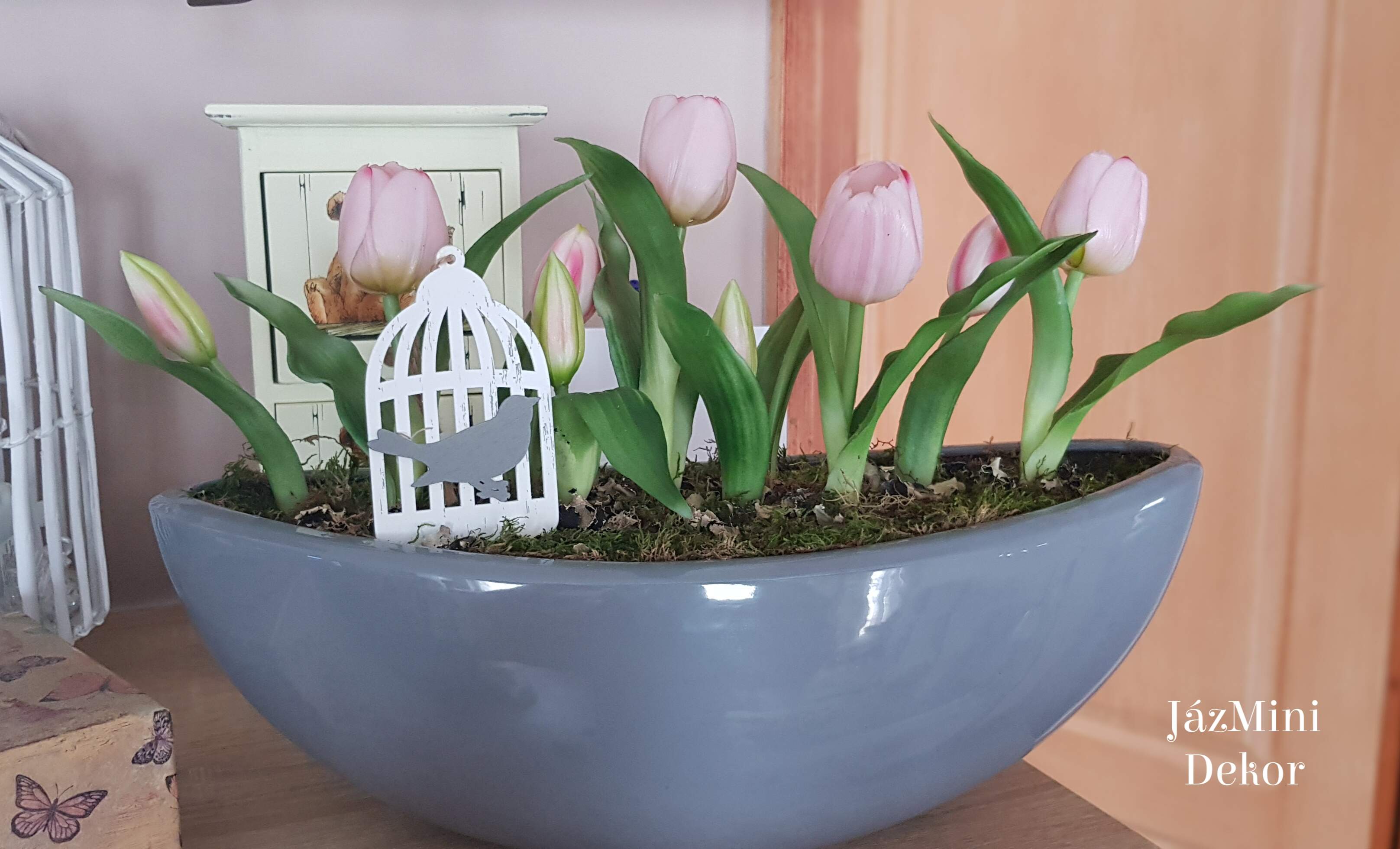 Élethű,locsolásmentes tulipános dekoráció kerámia csónakban-rózsaszín/szürke