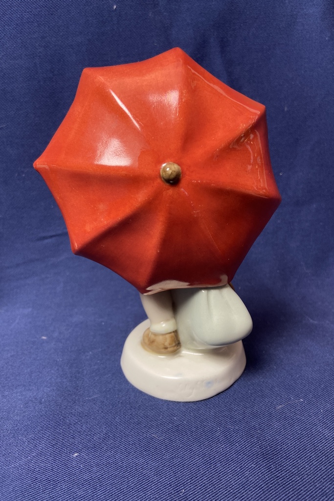 DIEVČA s červenym dażdnikom GIRL with an umbrella ROYAL DUX1671
