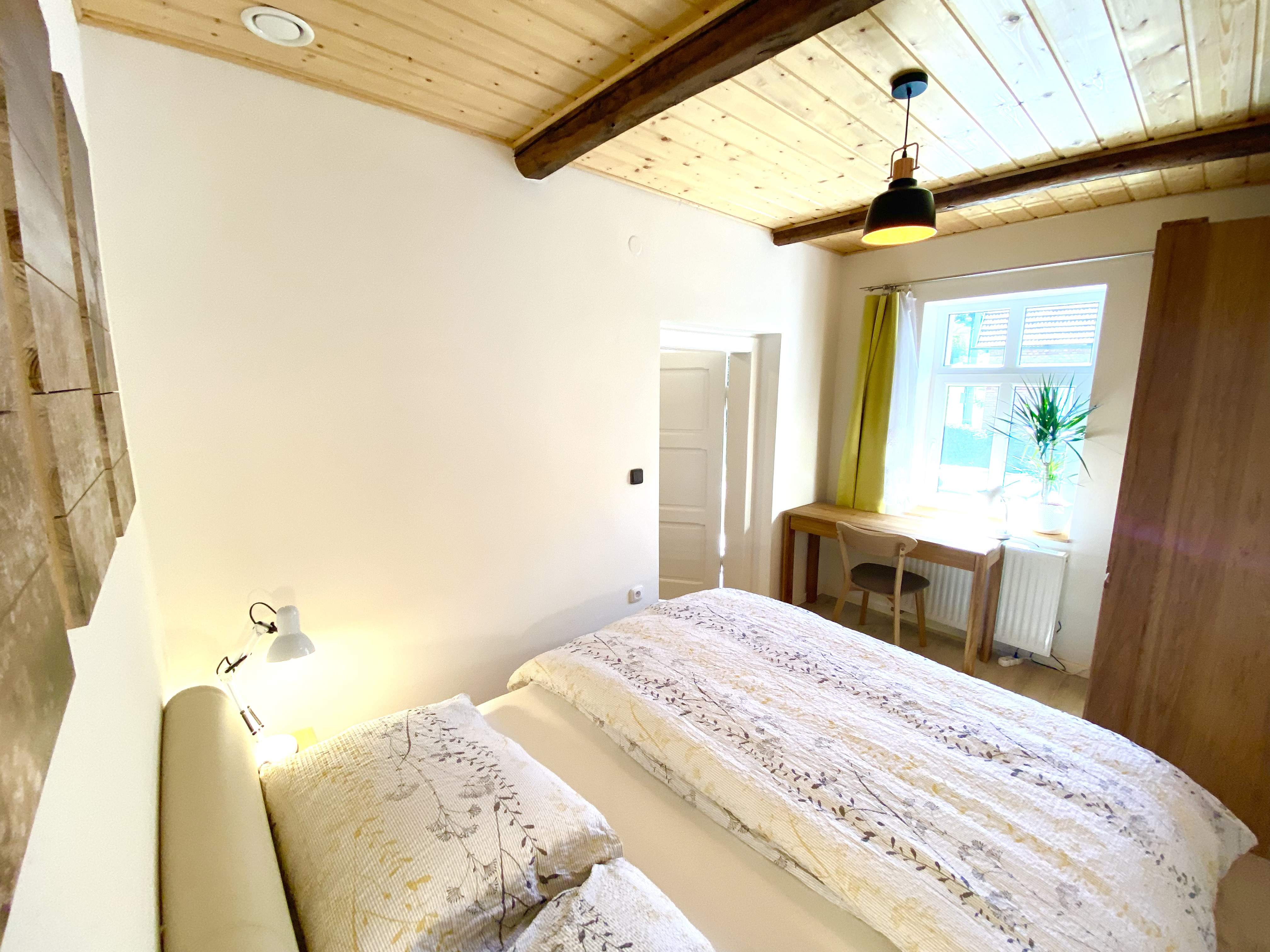 V 1. patře Stodoly je jedna útulná ložnice s manželskou postelí (160cm). Je zde také umístěn psací s