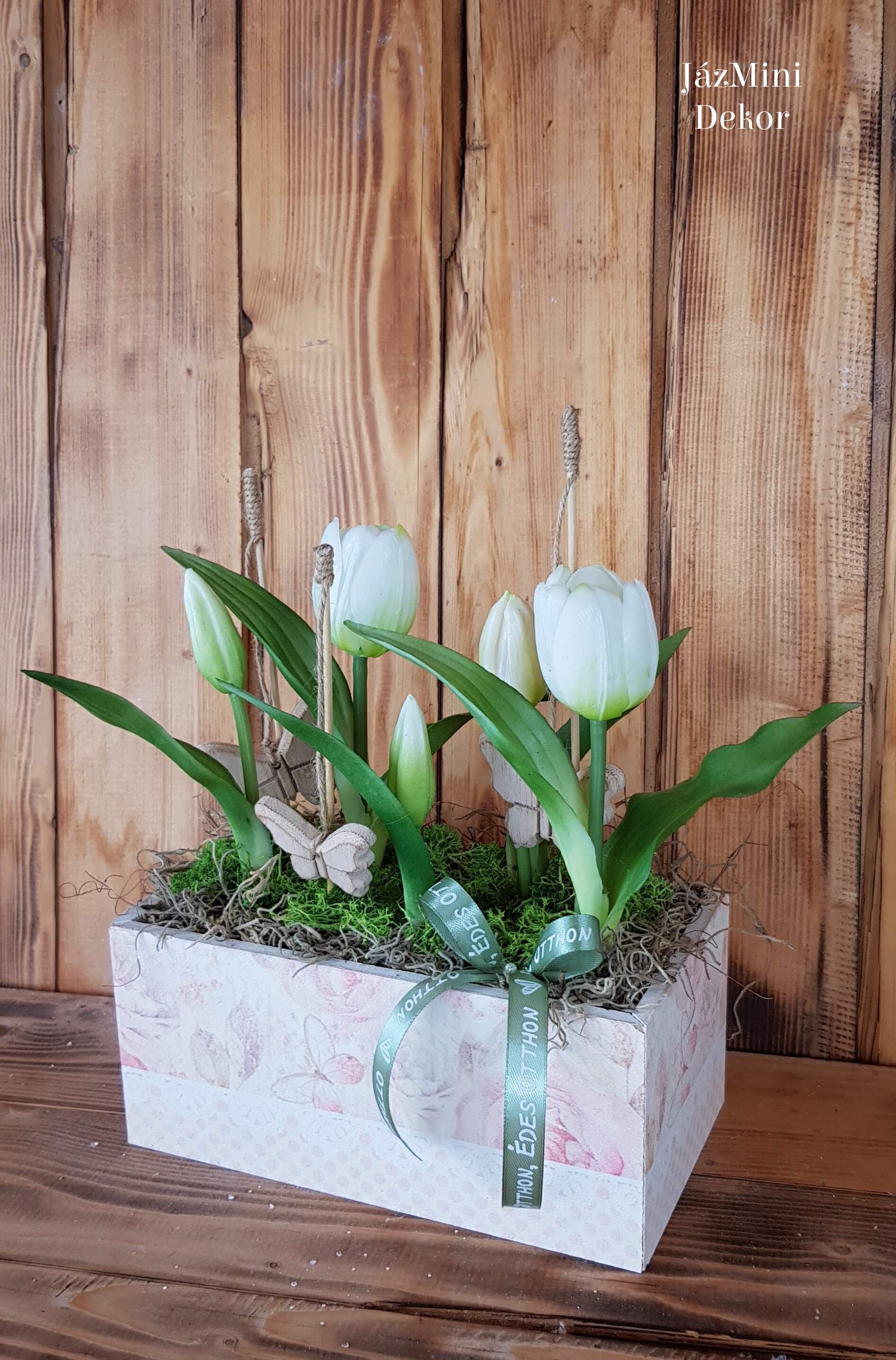 Élethű,locsolásmentes tulipános dekoráció fa dobozban,pillangókkal-fehér