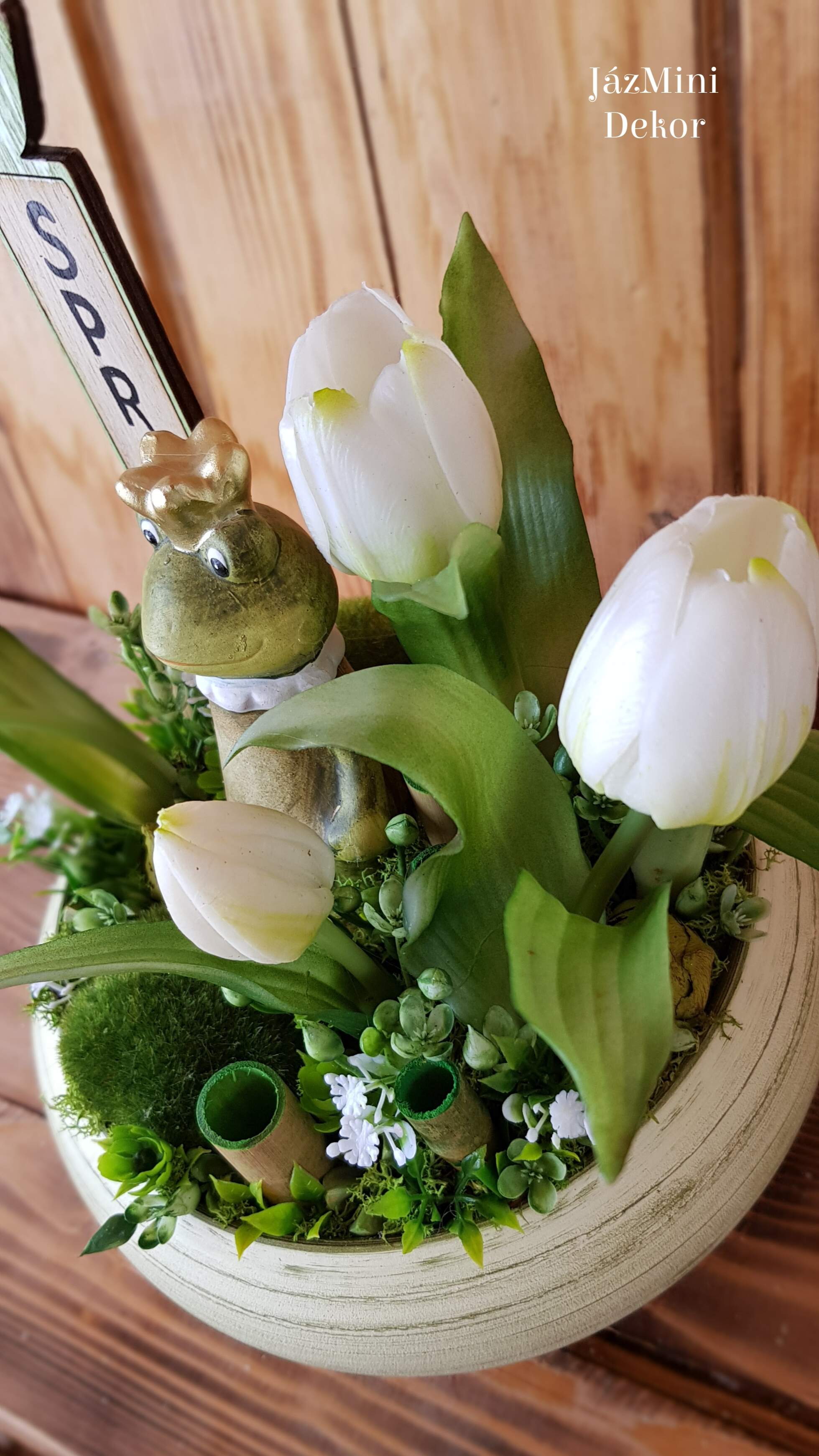 Élethű,locsolásmentes tulipános dekoráció kerámia tálban,béka királlyal-fehér