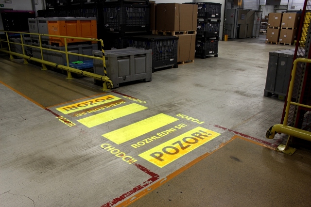 Priechod pre chodcov premietaný na podlahu vo výrobnom závode