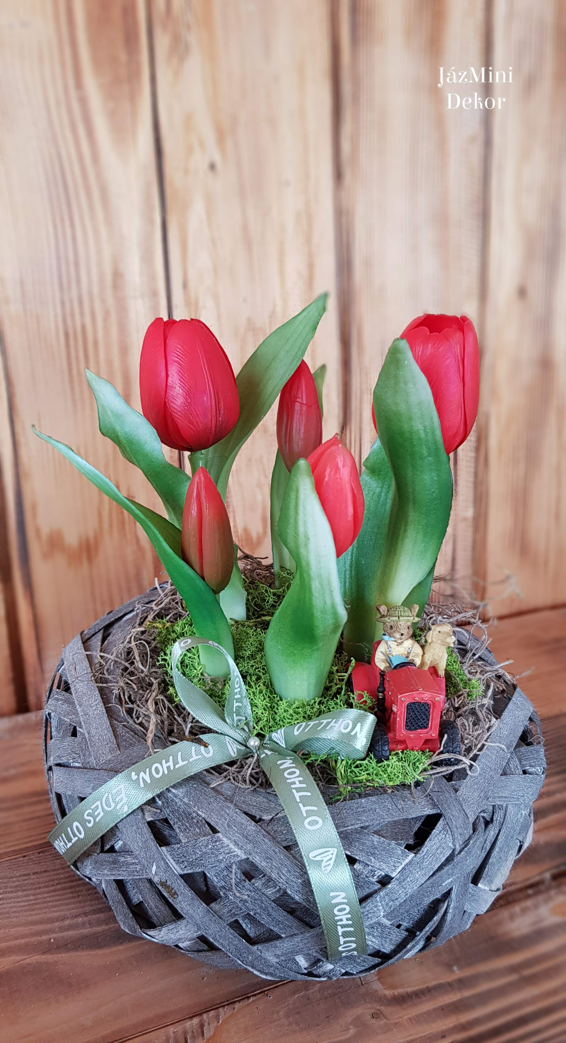 Élethű,locsolásmentes tulipános dekoráció háncsfészekben,traktoros egérkével,kutyussal-piros
