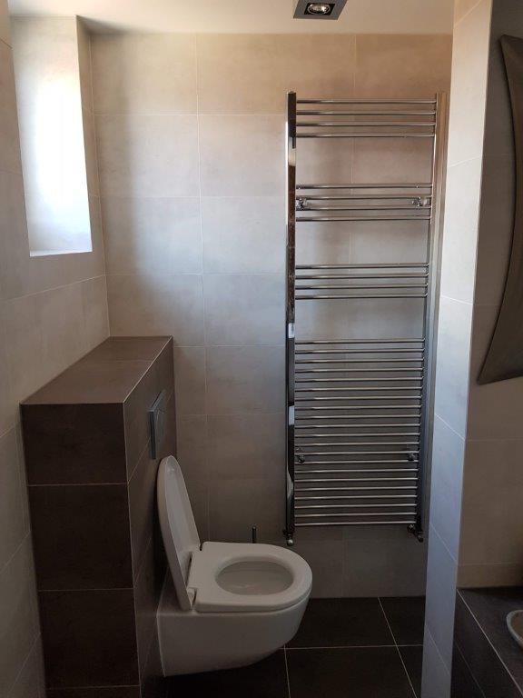 Detail na WC spojené s kúpeľňou, so samostatným oknom a čiastočne v zákryte.