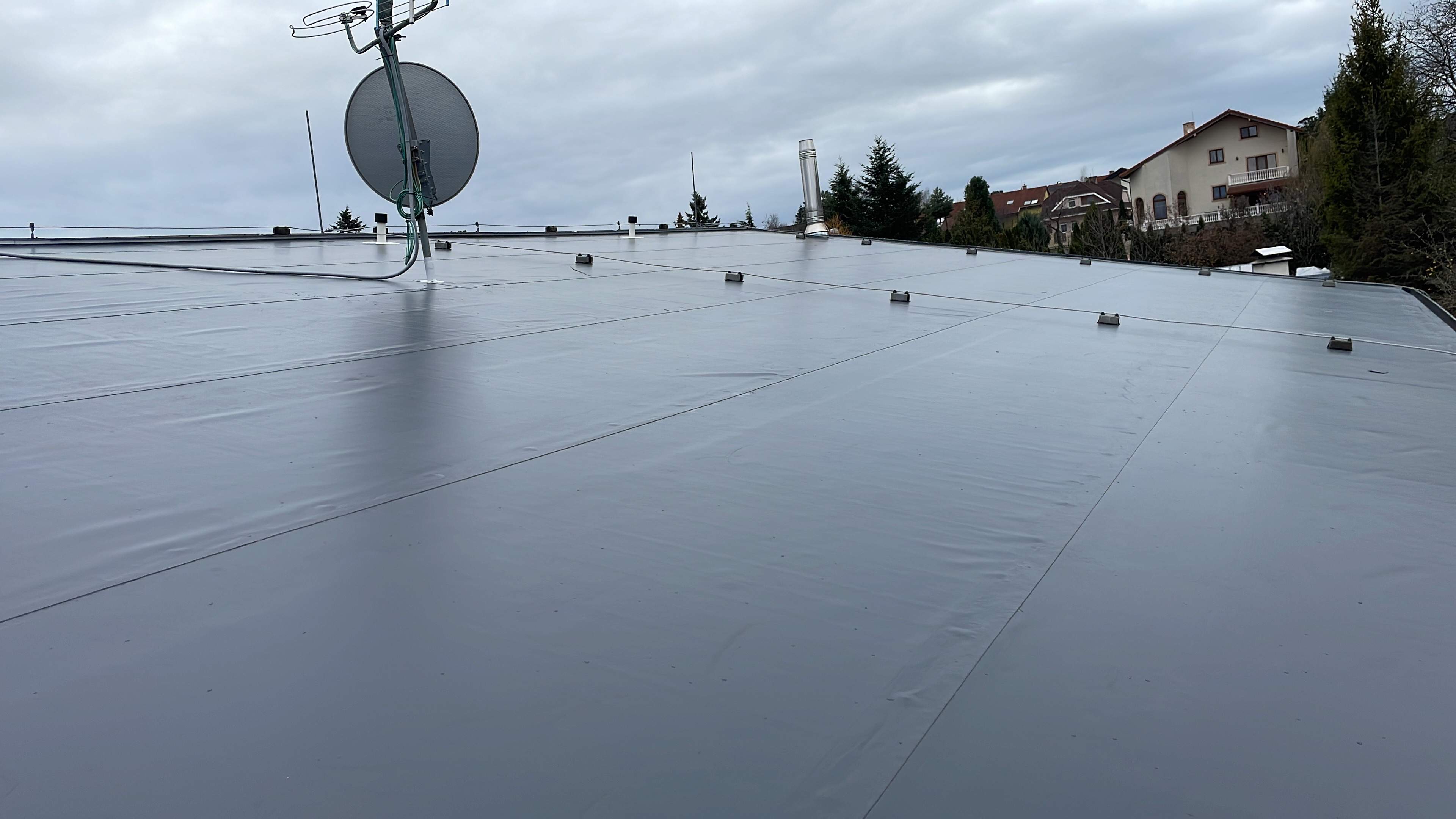 Plochá strecha z mäkčeného PVC