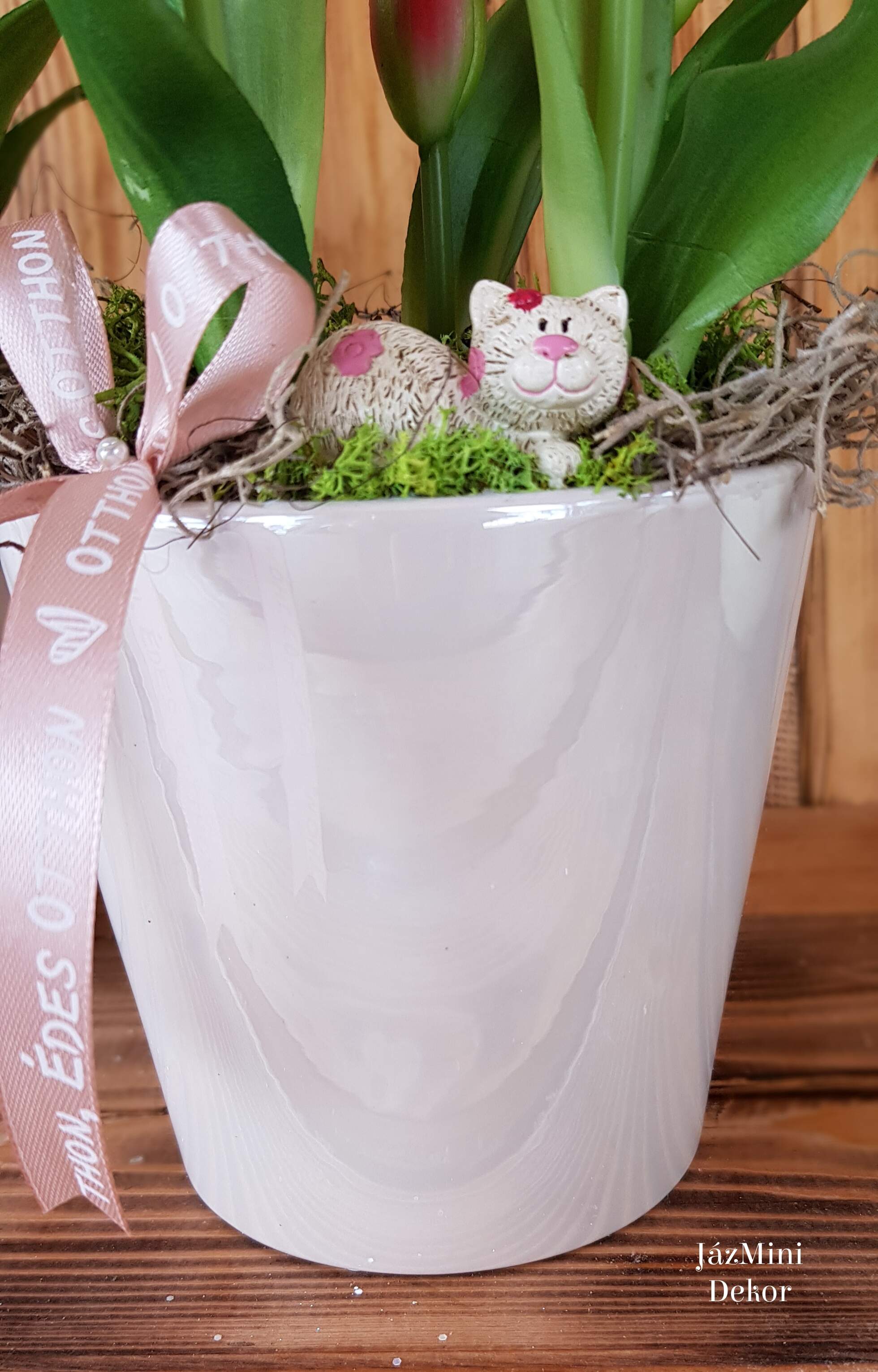 Élethű,locsolásmentes tulipános dekoráció gyöngyház kerámia kaspóban,cicával-pink