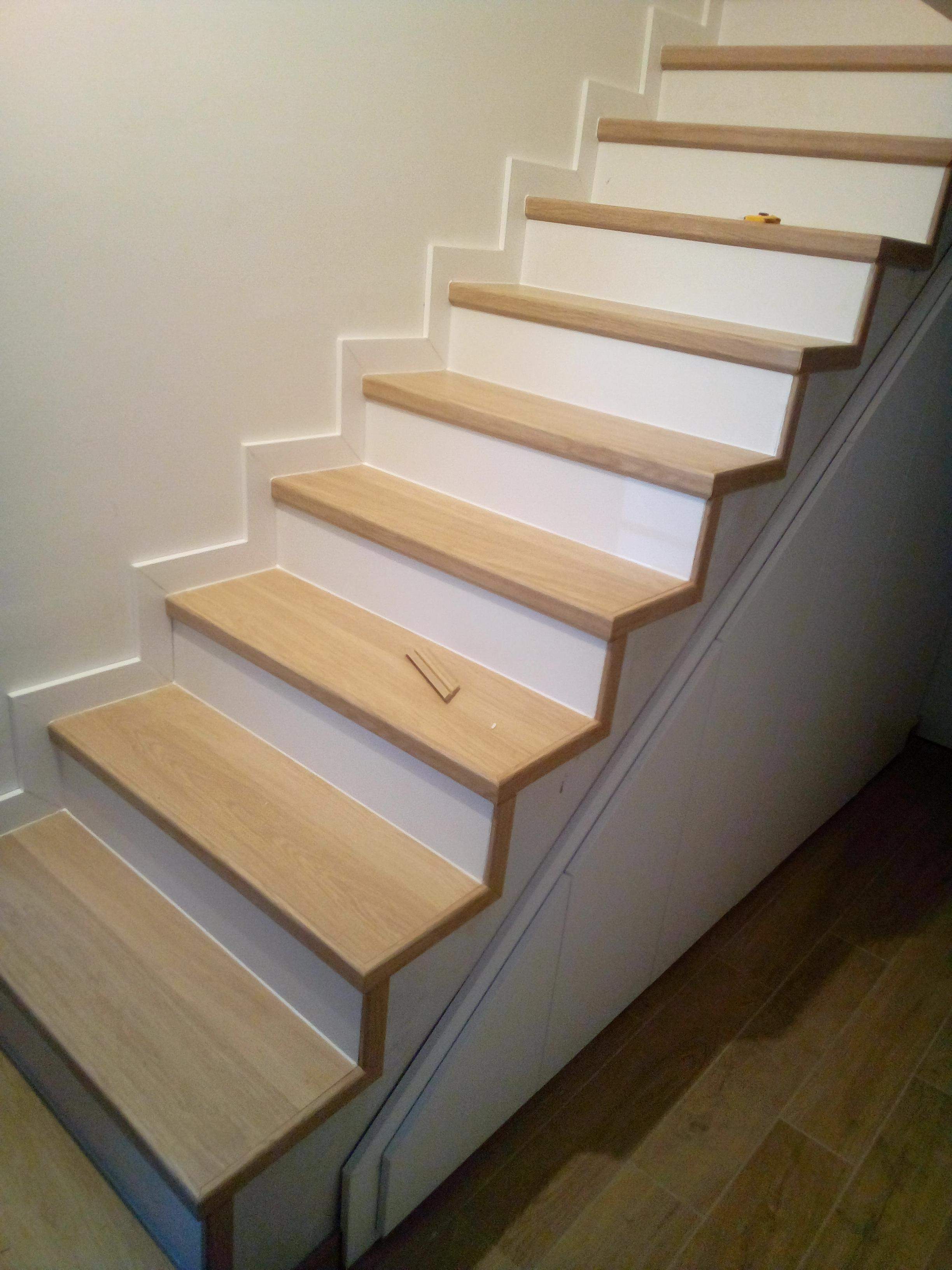 Beton lépcső burkolása, Quick Step laminált padló használatával.