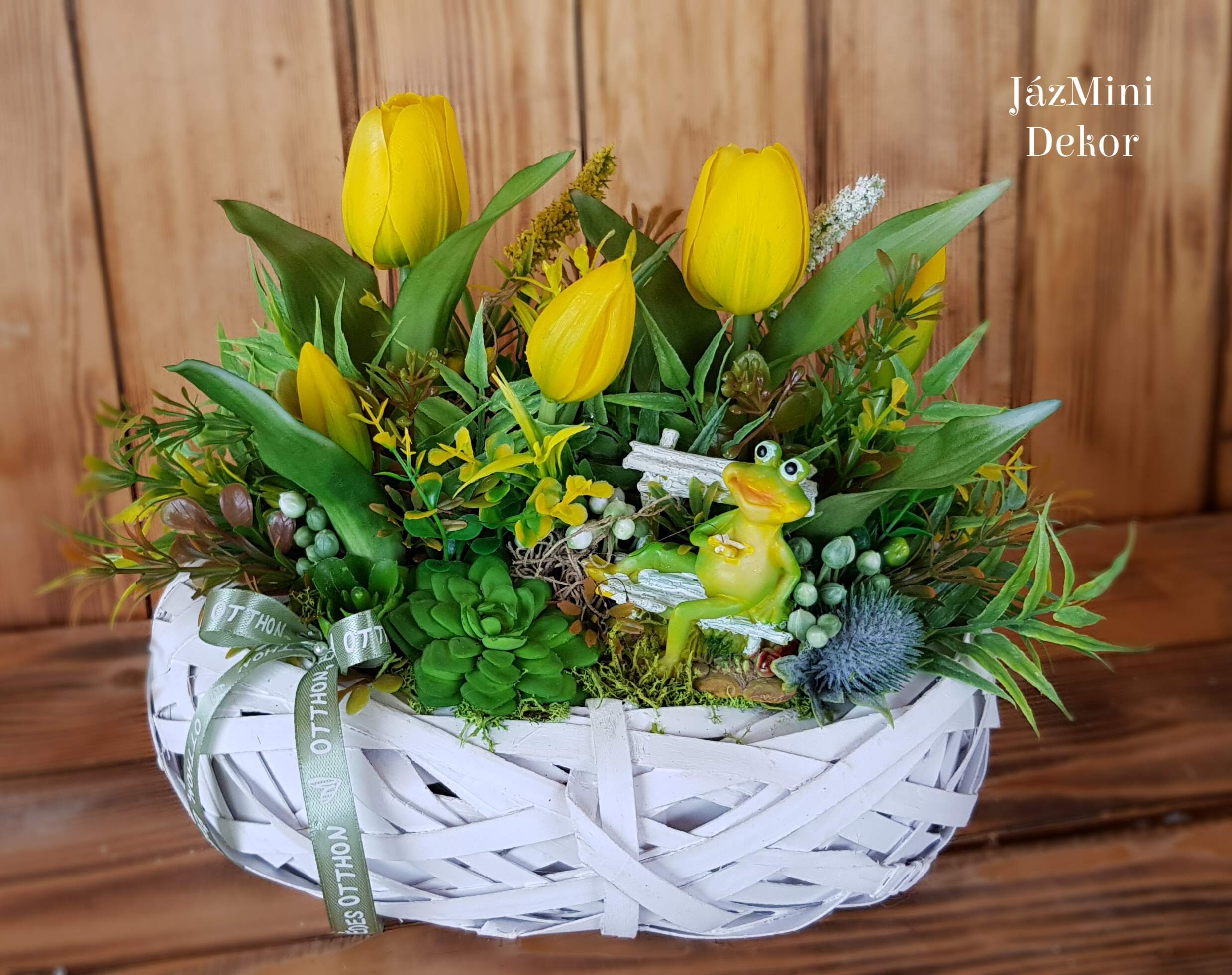 Élethű,locsolásmentes tulipános dekoráció háncsfészekben,békával,kövirózsával-sárga