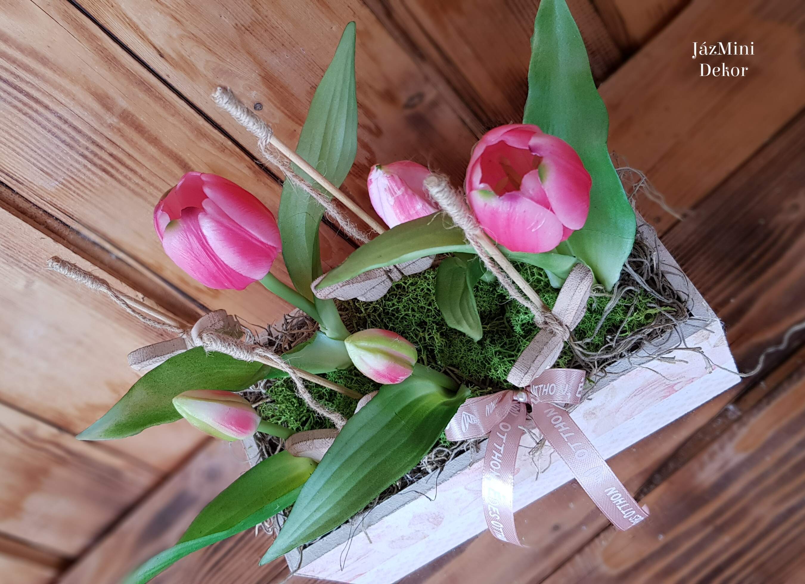 Élethű,locsolásmentes tulipános dekoráció fa dobozban,pillangókkal-pink