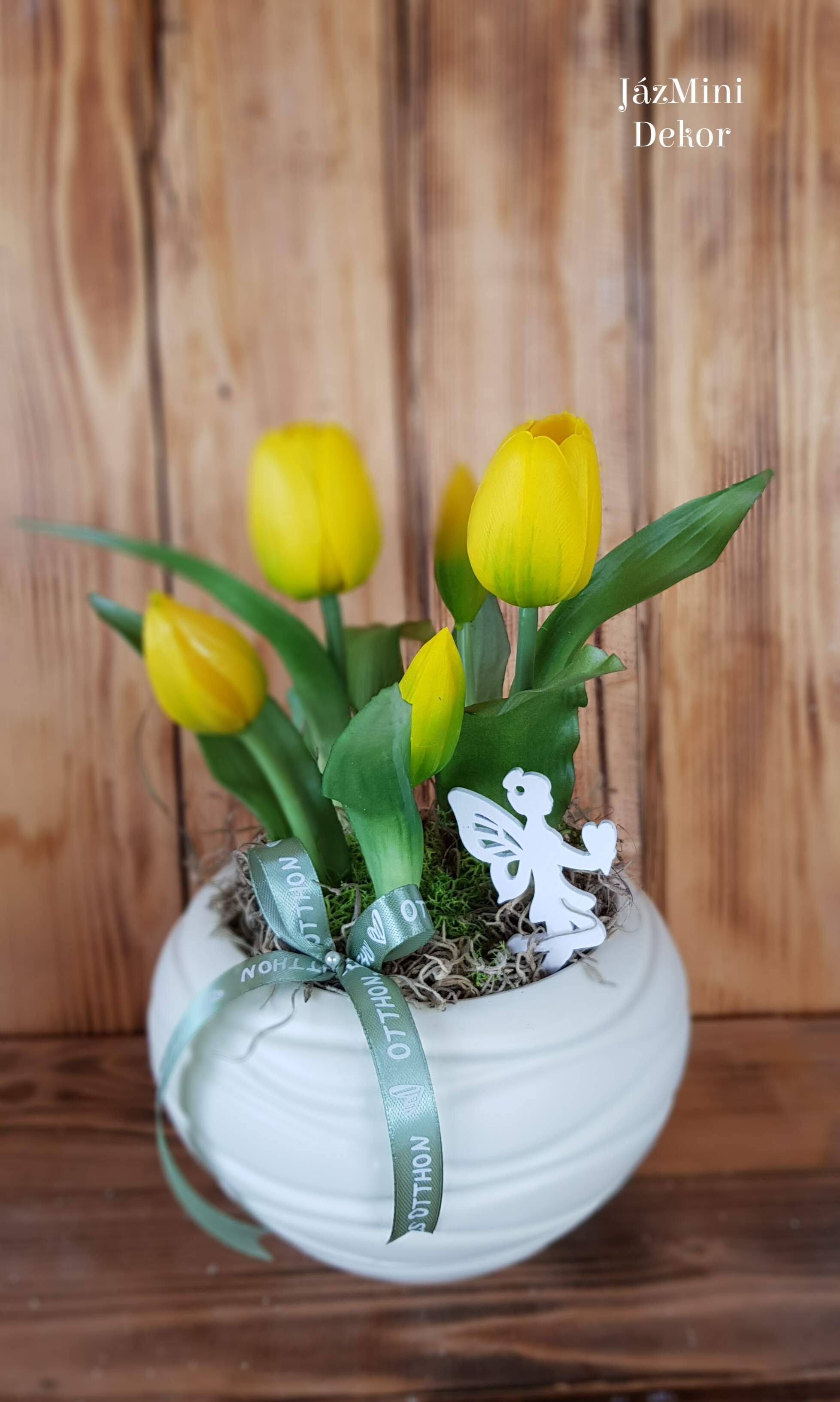 Élethű,locsolásmentes tulipános dekoráció kerámia gömb kaspóban,manólánnyal-sárga