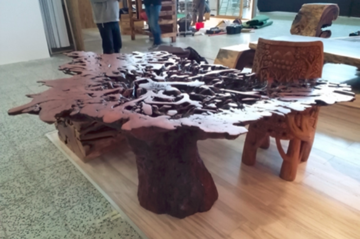 Stôl z koreňa Liči