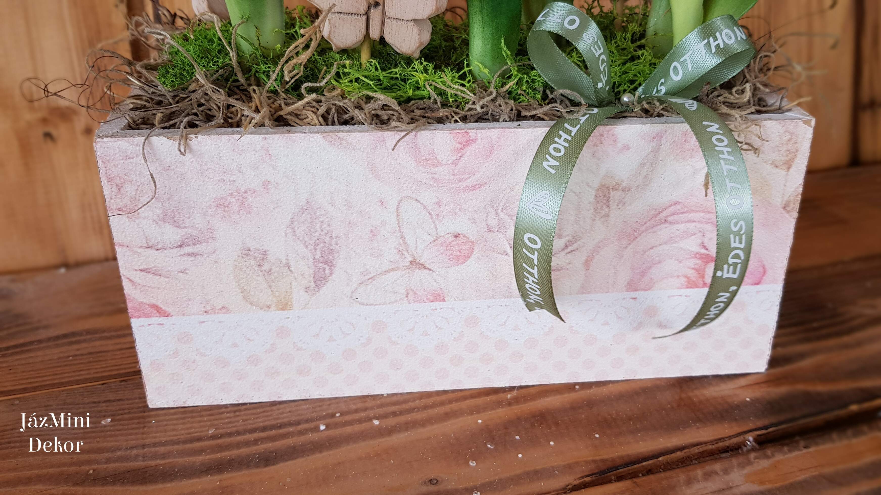 Élethű,locsolásmentes tulipános dekoráció fa dobozban,pillangókkal-fehér