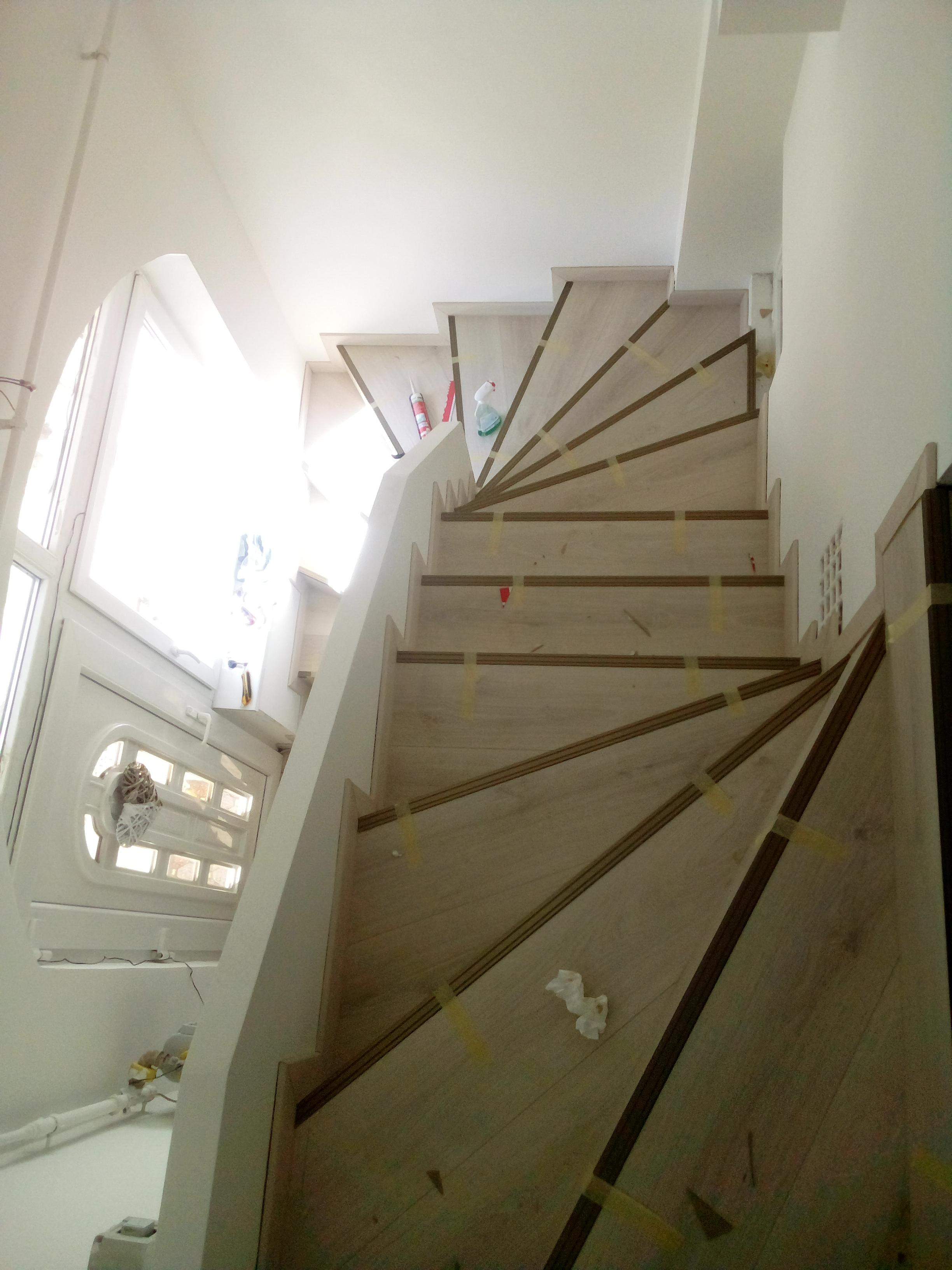 „Valahol Budapesten” Gipszbeton lépcső, laminált padló burkolattal.