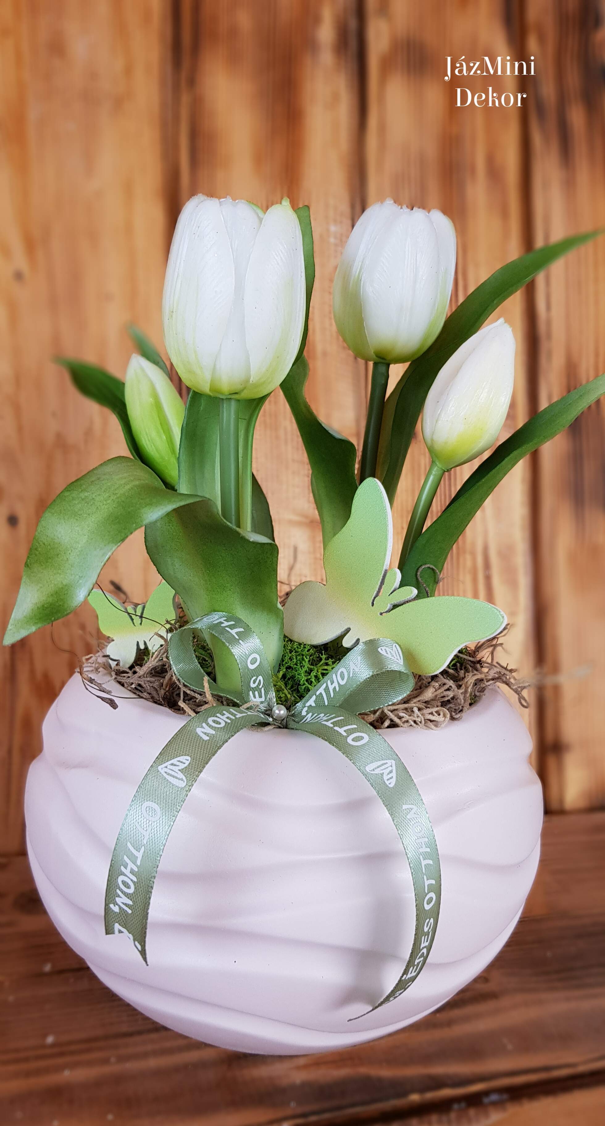 Élethű,locsolásmentes tulipános dekoráció kerámia gömb kaspóban,pillangóval-fehér