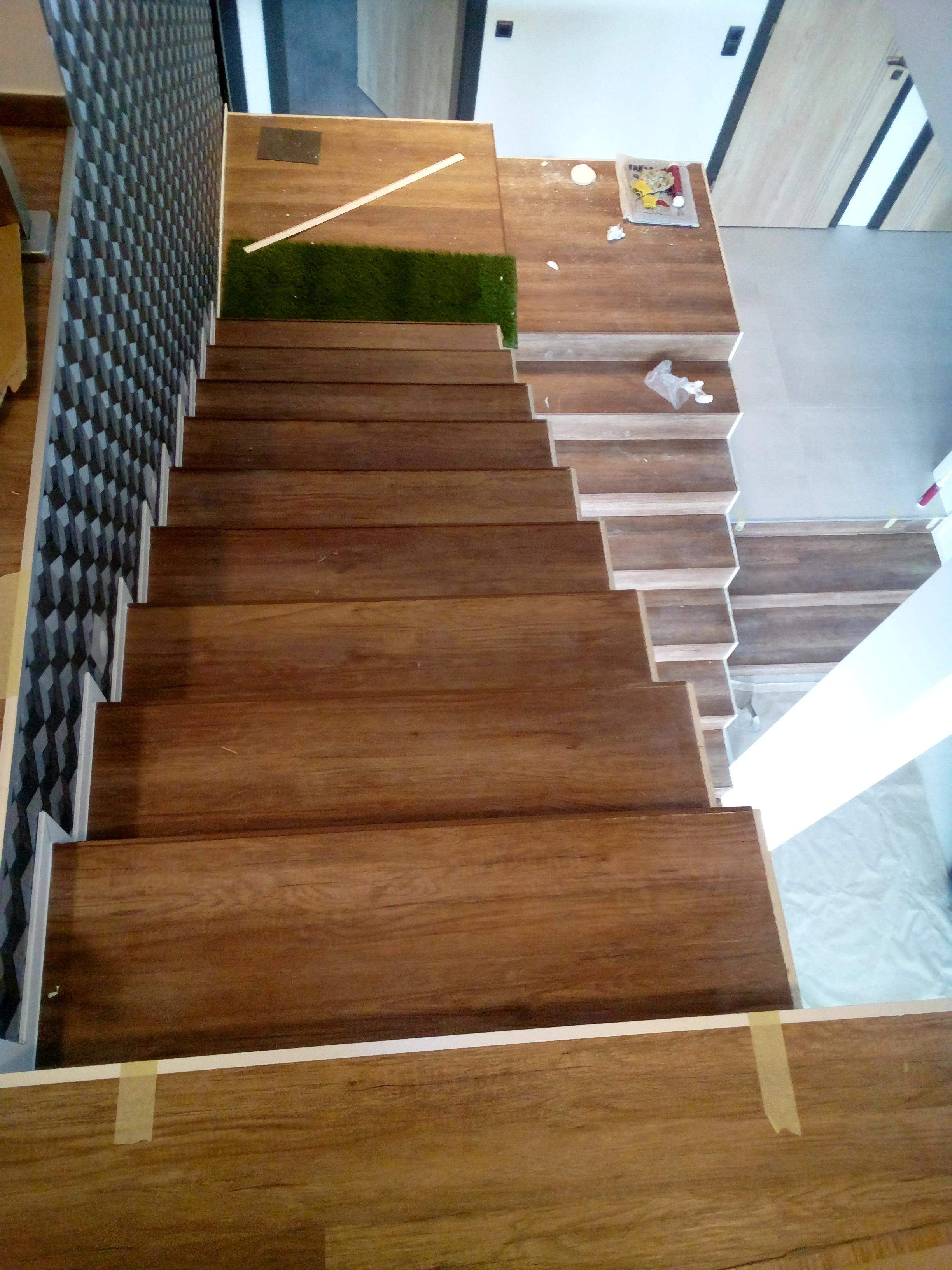 Gipszbeton lépcső, LVT (VINYL) vízálló padló burkolattal.