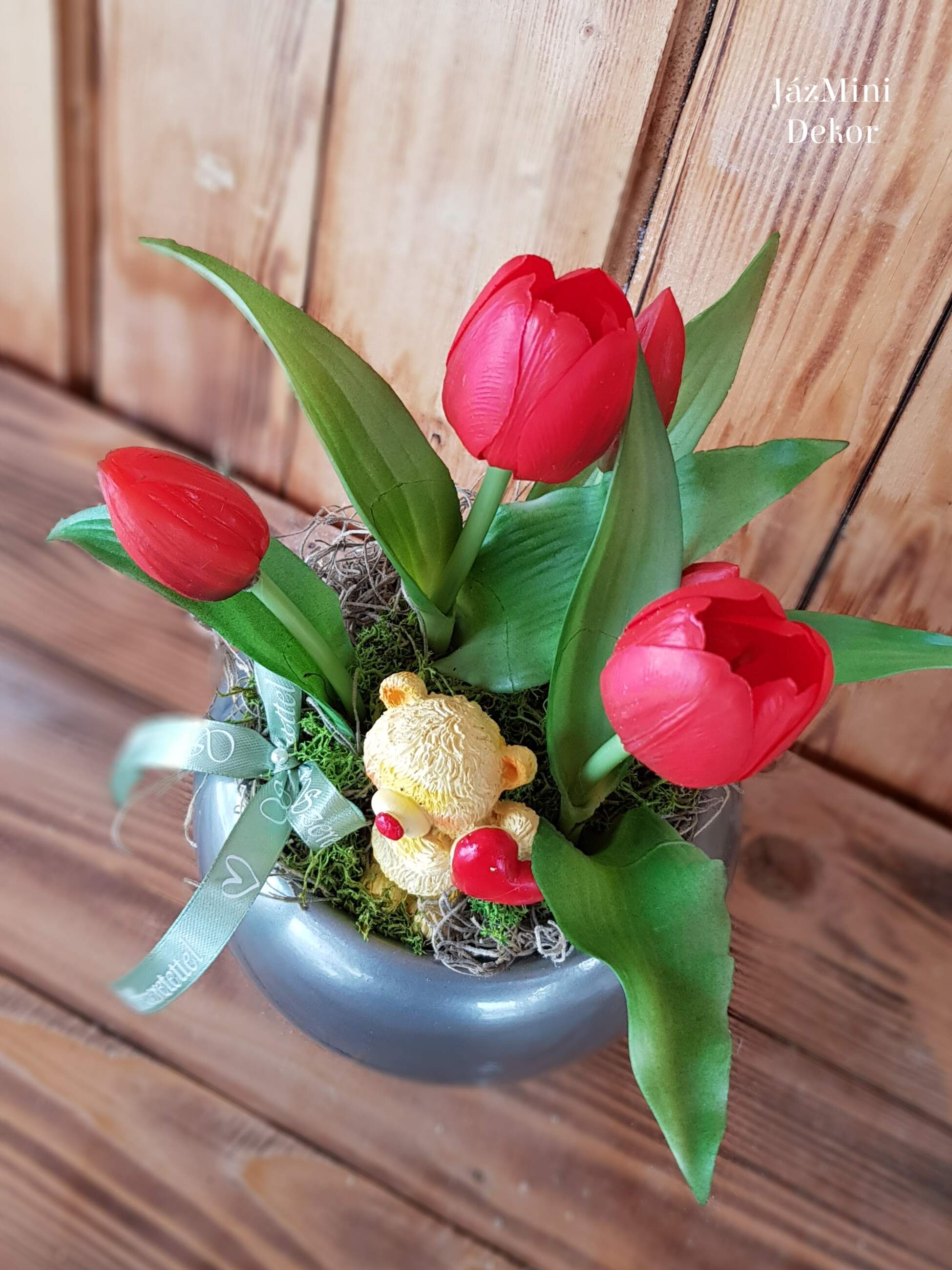 Élethű,locsolásmentes tulipános dekoráció kerámia gömb kaspóban,szivet tartó macival-piros