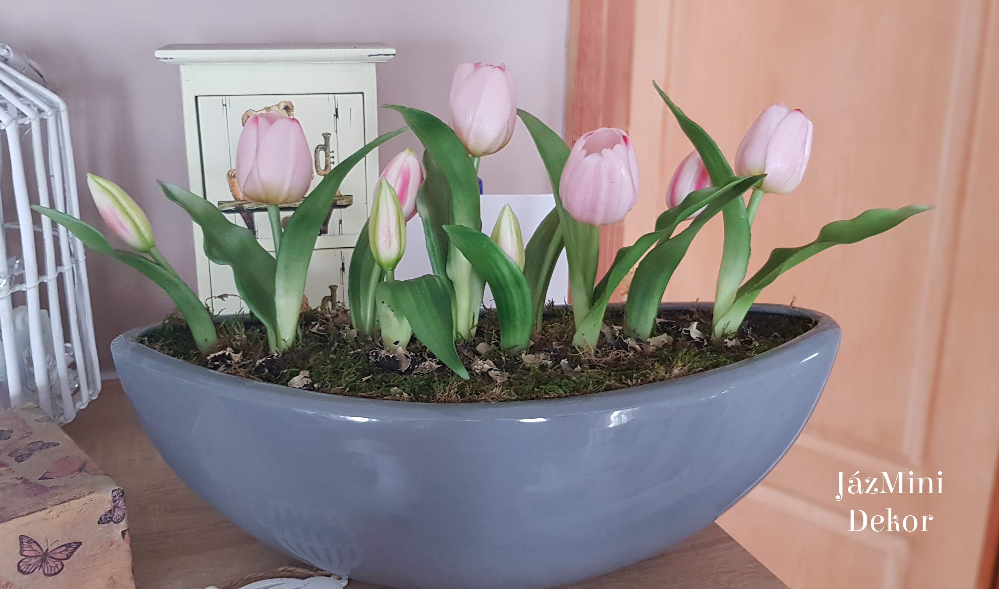 Élethű,locsolásmentes tulipános dekoráció kerámia csónakban-rózsaszín/szürke
