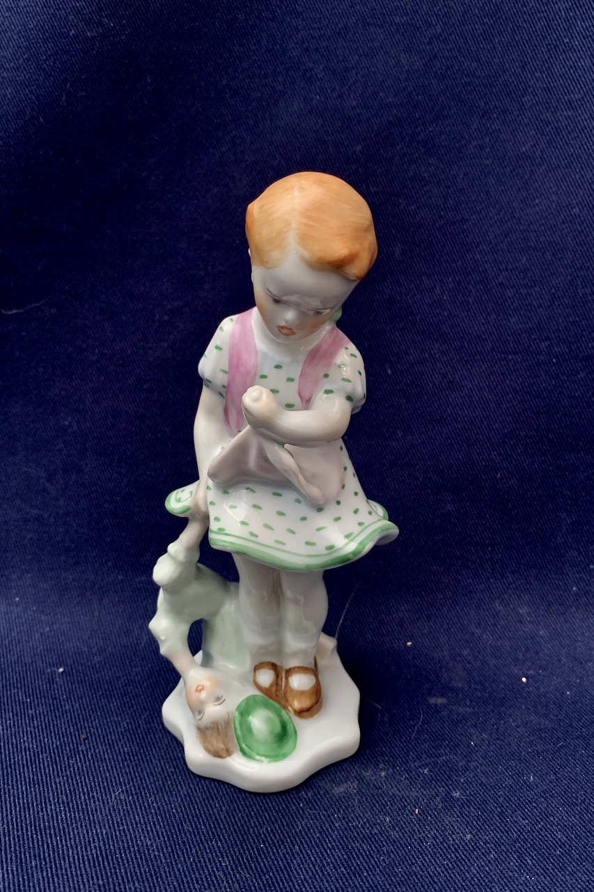 Dievča so zlomenou bábikou Girl with a broken doll HEREND