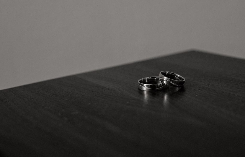 img src="Esküvői fotózás 2021" alt="esküvői karikagyűrűk az asztalon"