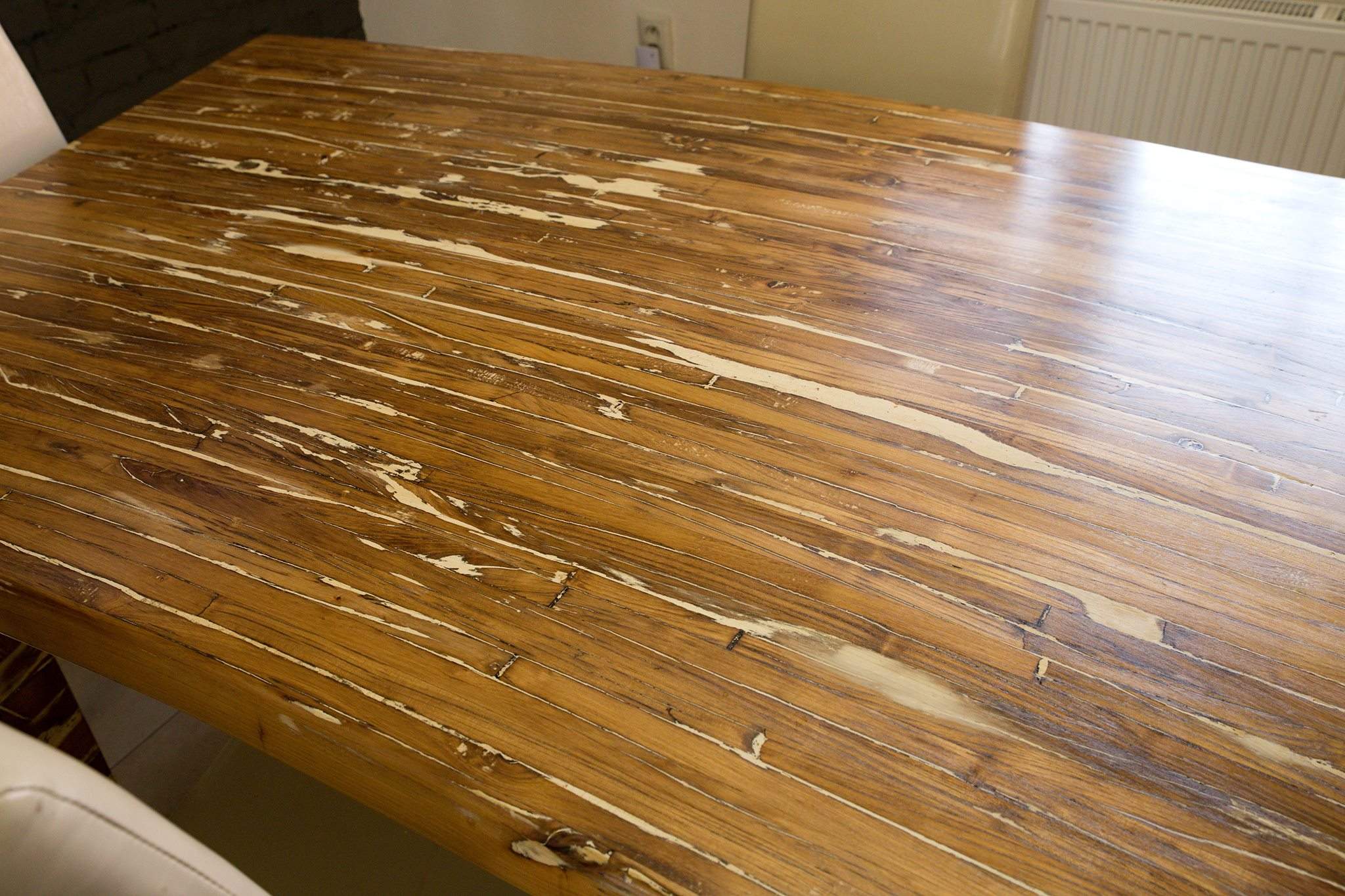 Stôl z agátových lamie, defekty vyliate epoxidom