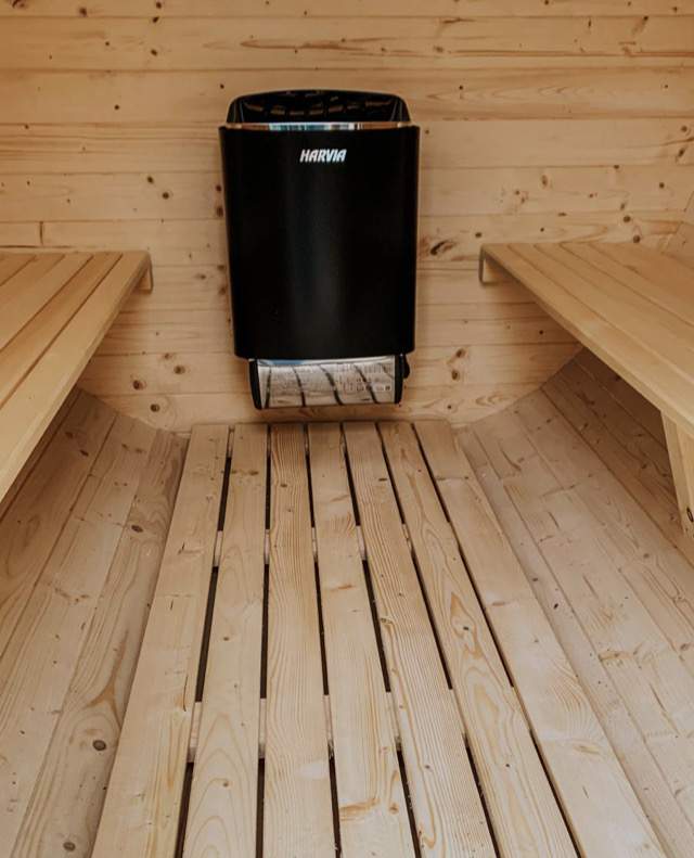 Interiér vonkajšej sudovej sauny