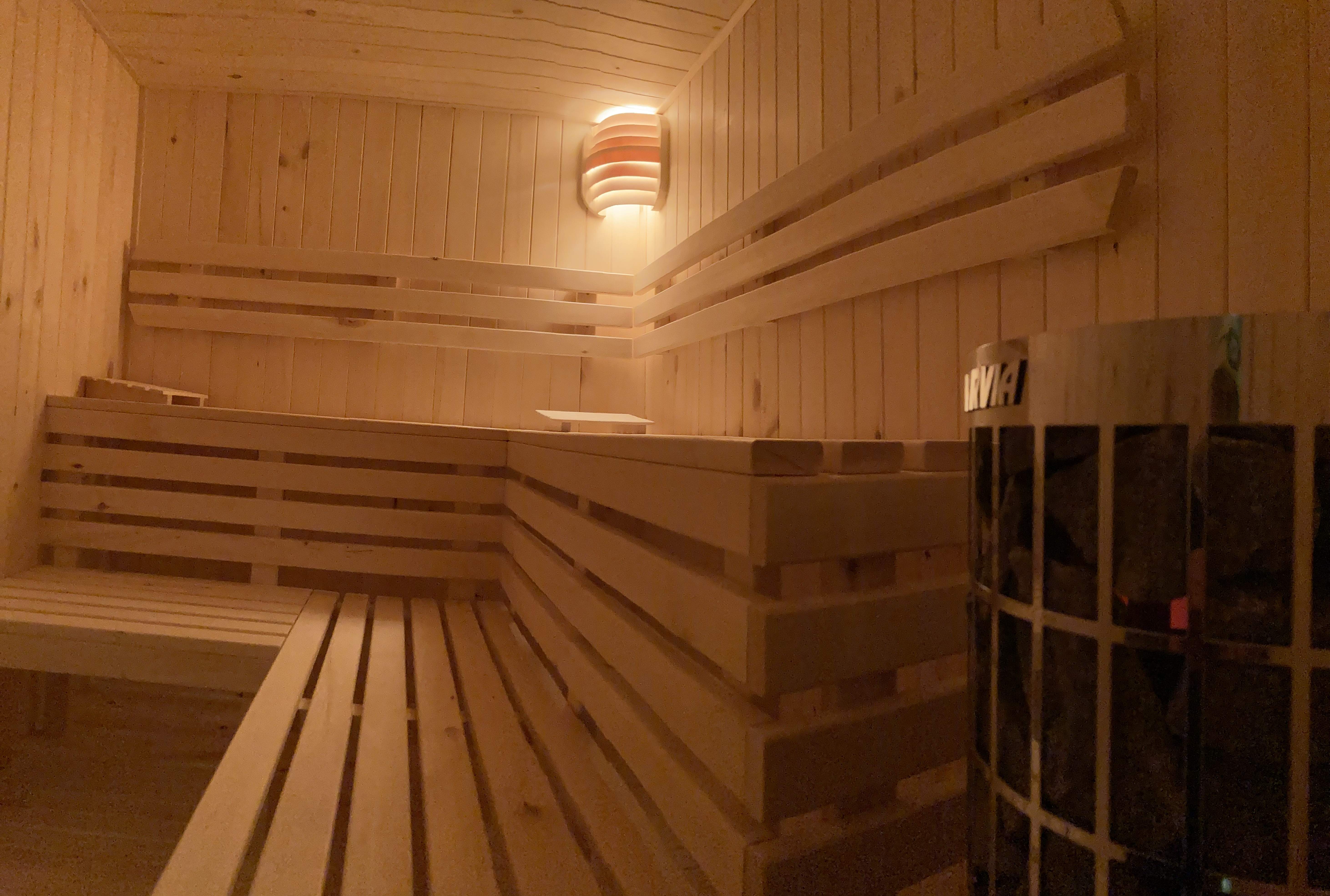 Príjemne osvetlená sauna na mieru.
