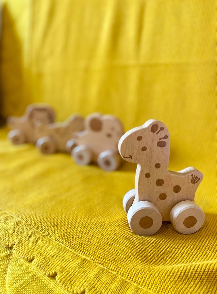 Drevená hračka na kolieskach – žirafa