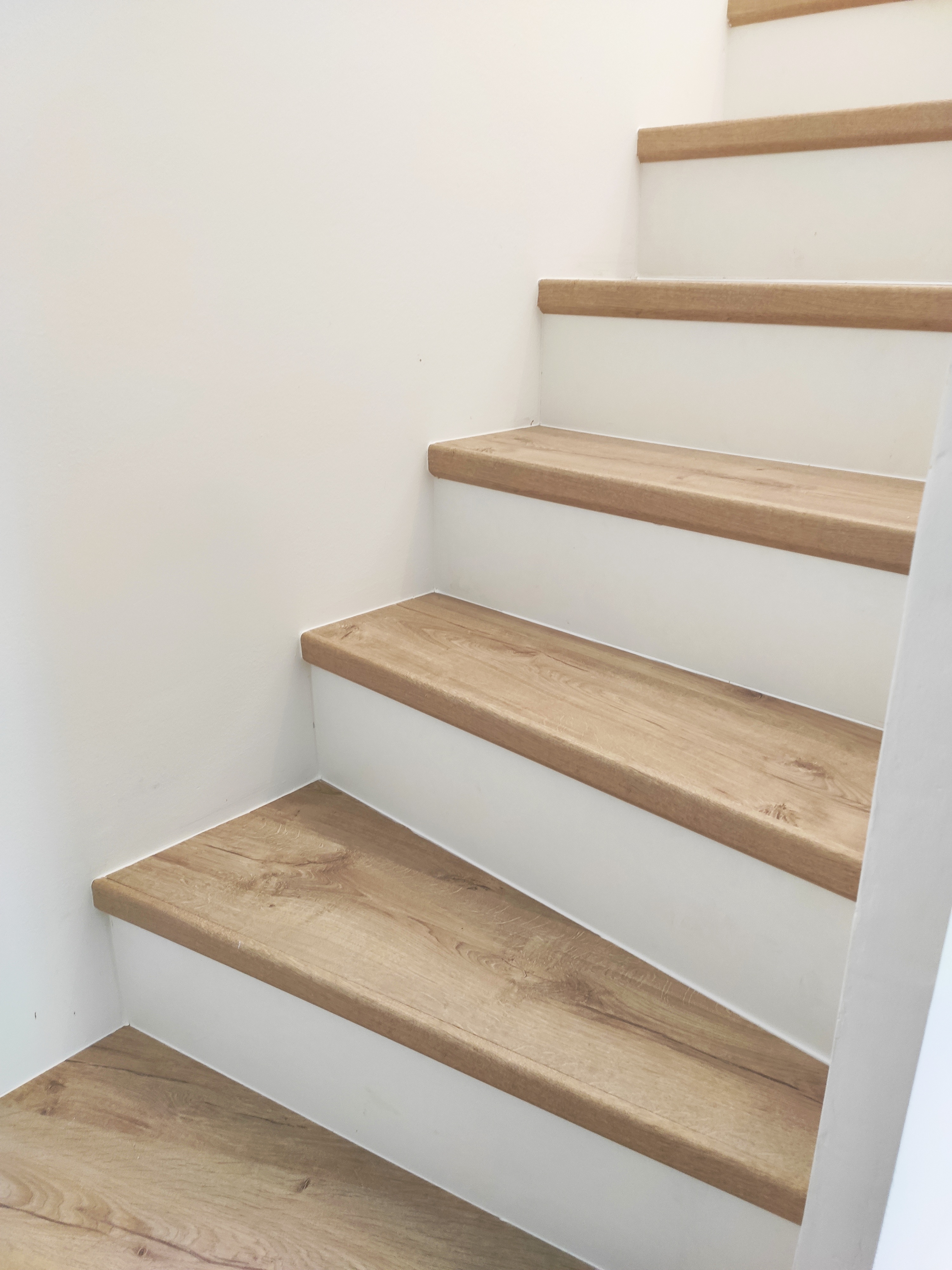Azonos színkódú- QUICK Step padló, két lépcsőn, az eredmény 2 különböző stílusú lépcső.