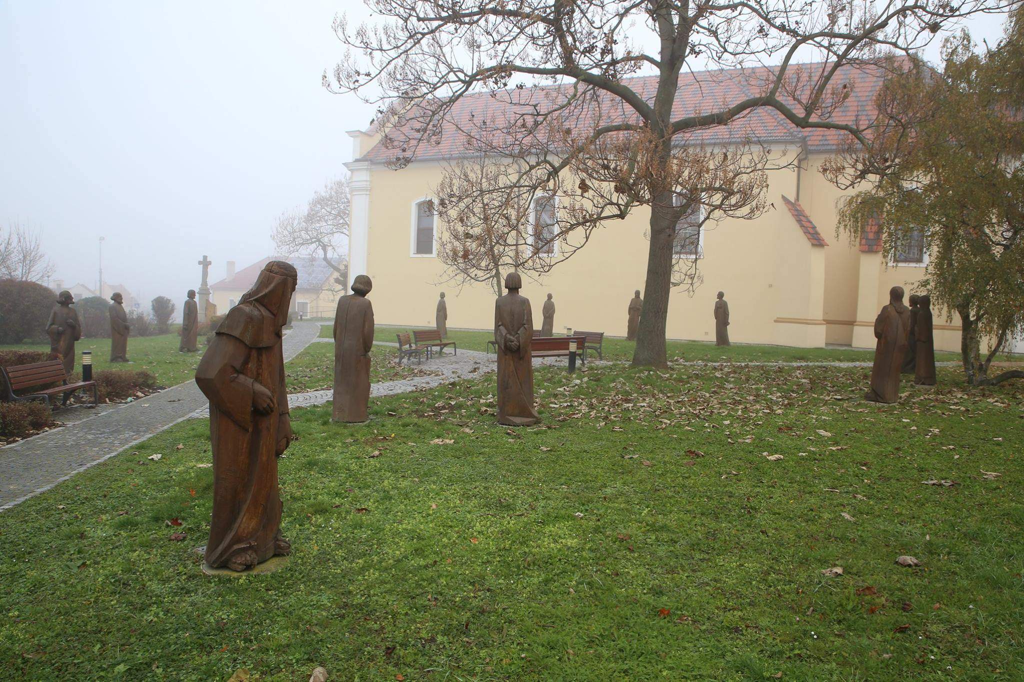Trinásť postáv z poslednej večere v parku pri kostole Petra a Pavla v Kunoviciach