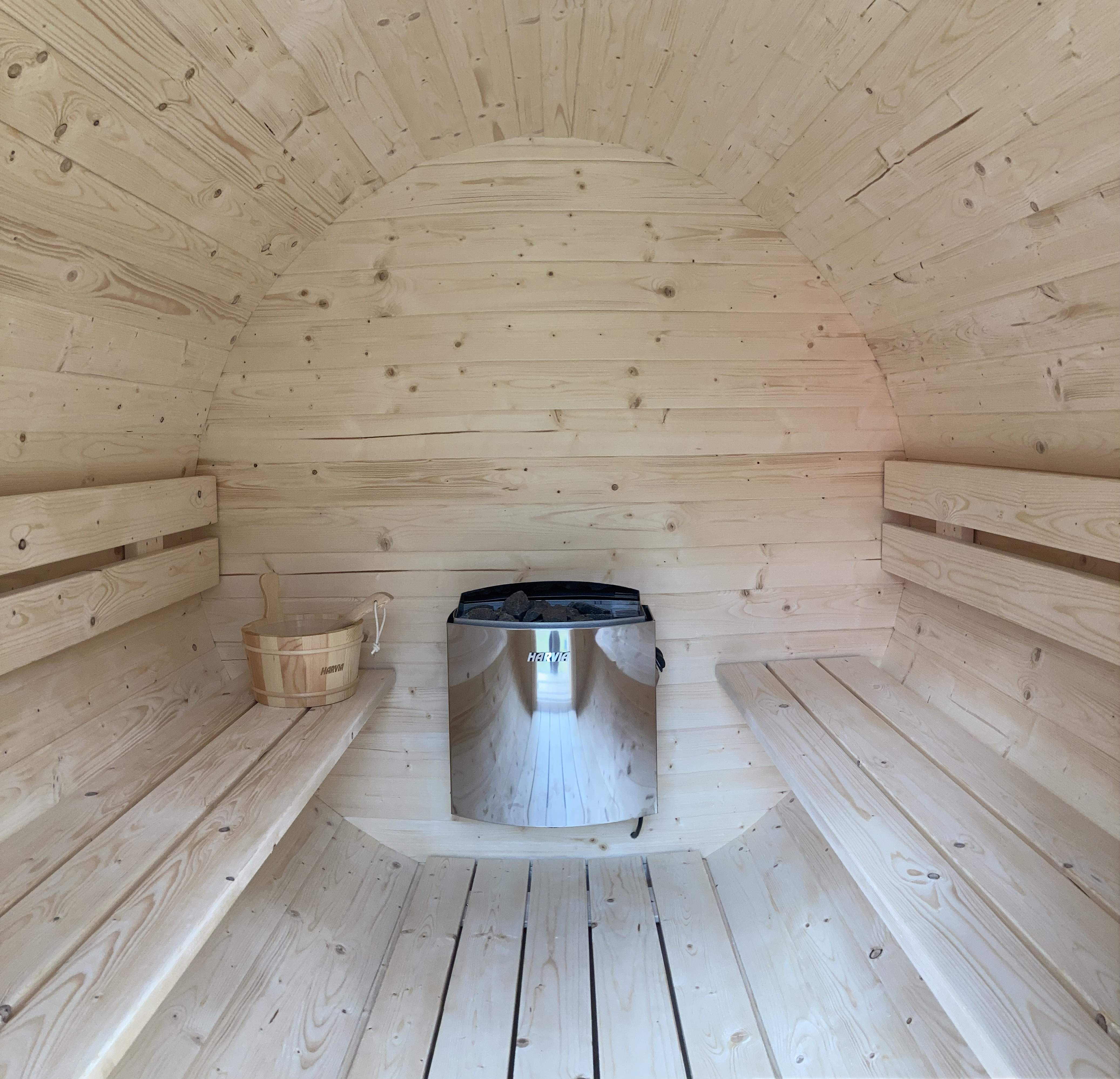 Pohľad dovnútra drevenej sauny
