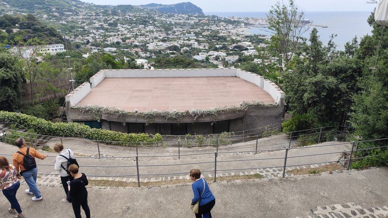 Amfiteáter a pódium na streche