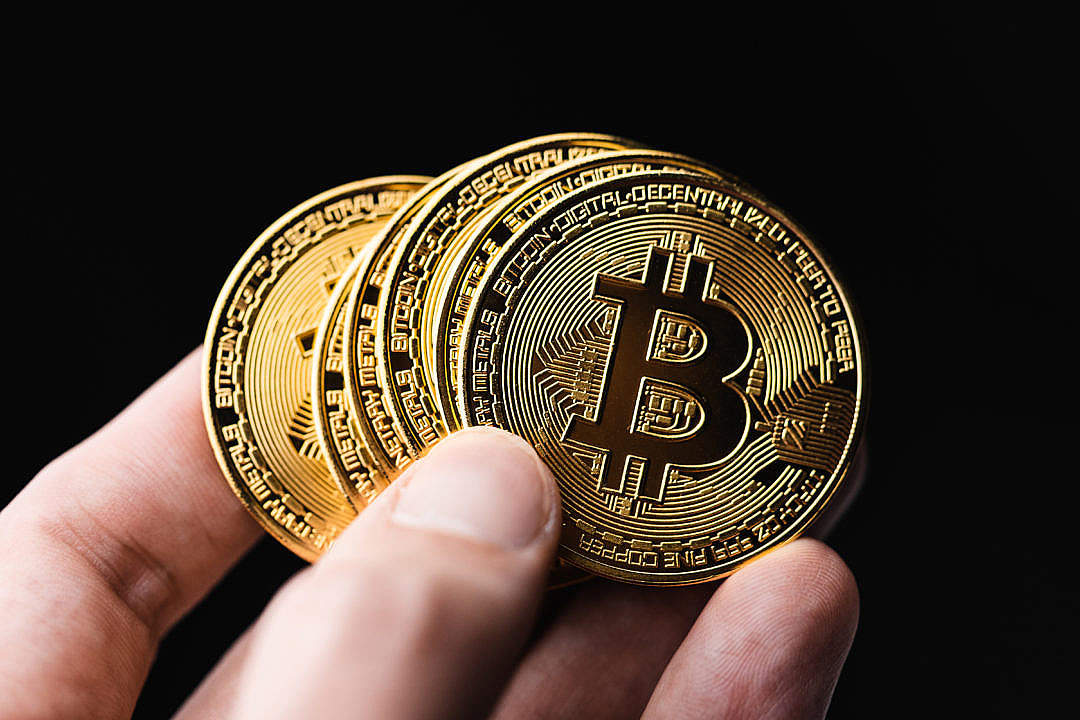 Bitcoin osciluje takmer mesiac medzi 30.000 až 40.000 USD. Čo bude ďalej?